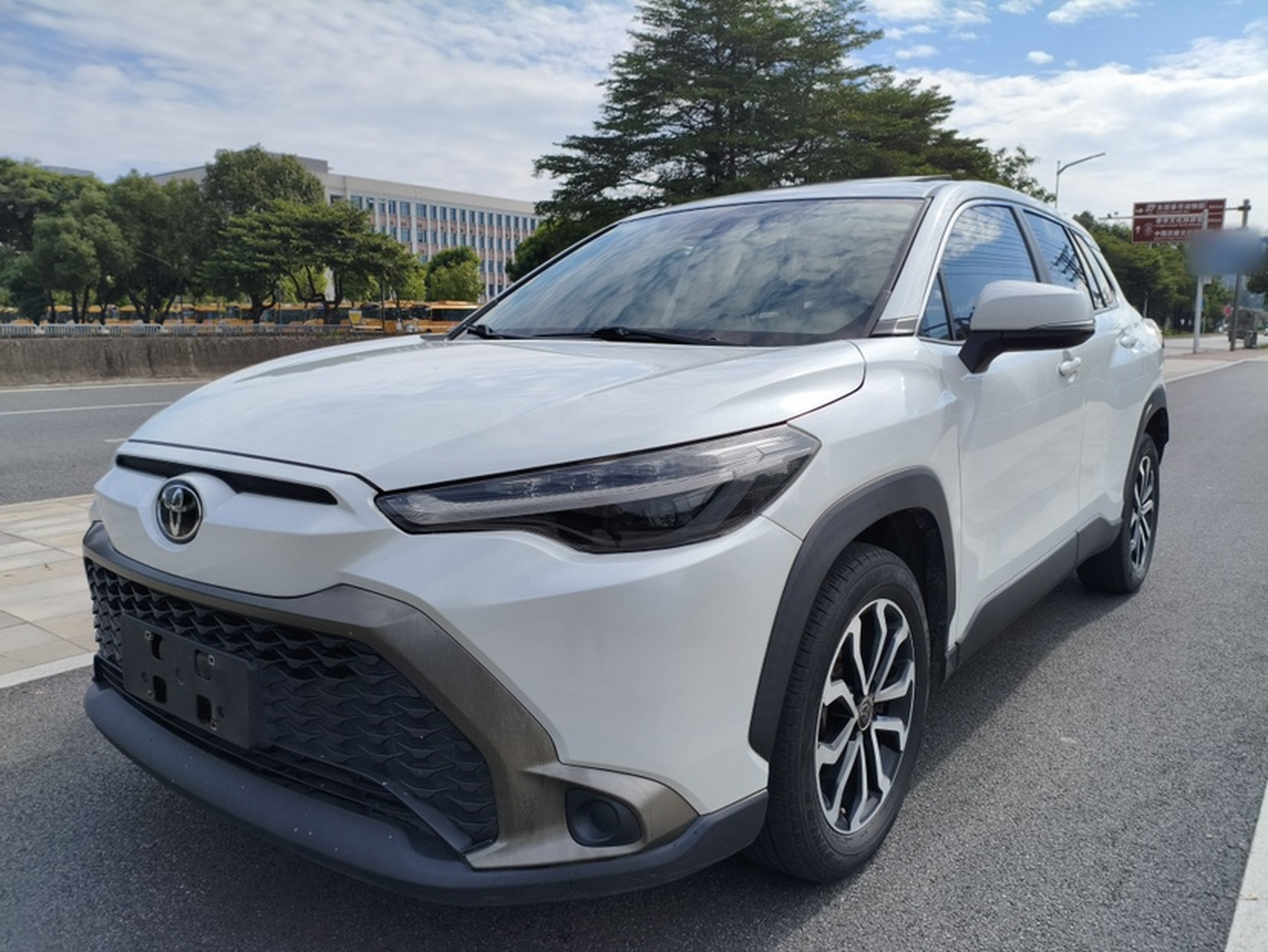 Под передней частью автомобиля