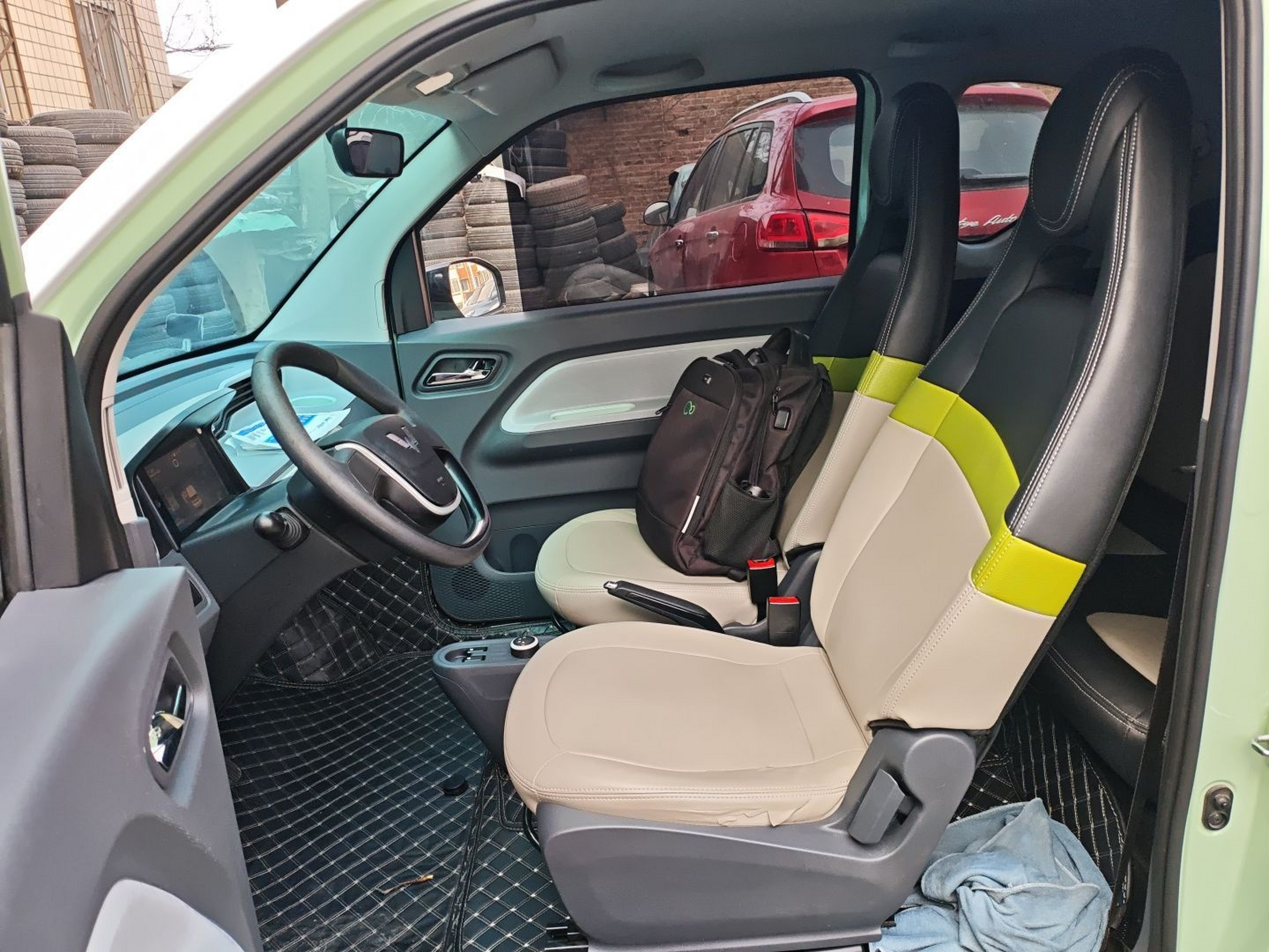 Переднее сиденье в автомобиле