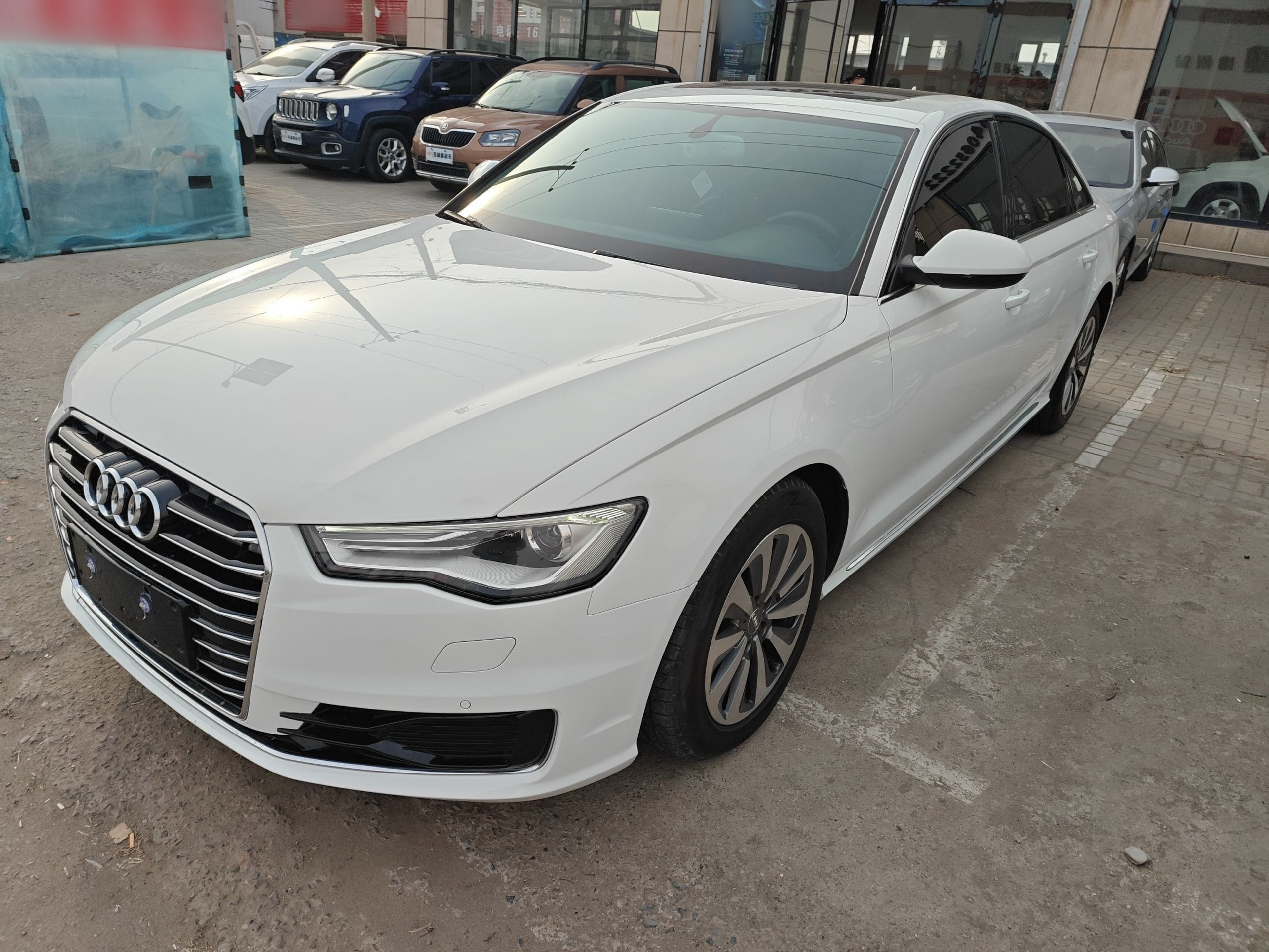 تحت مقدمة السيارة