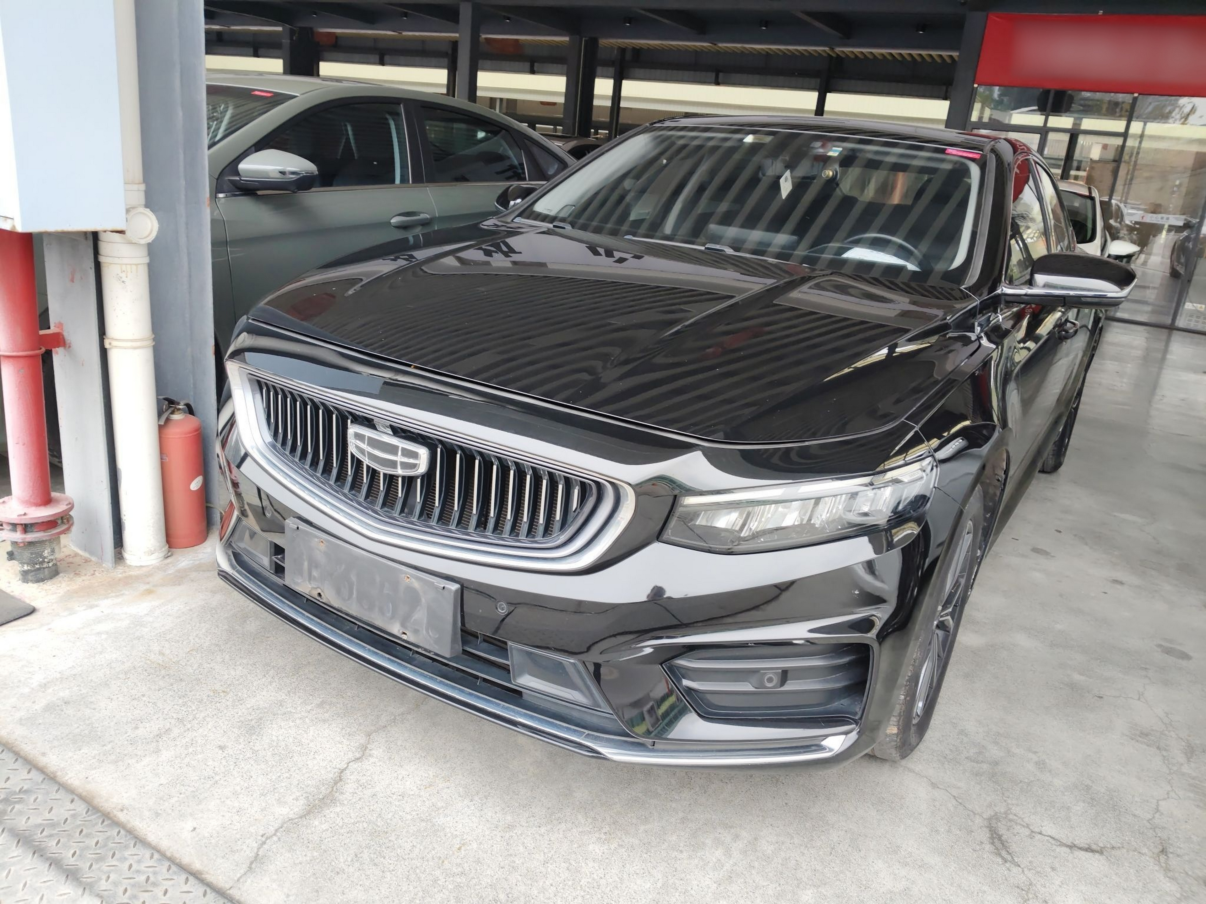 تحت مقدمة السيارة