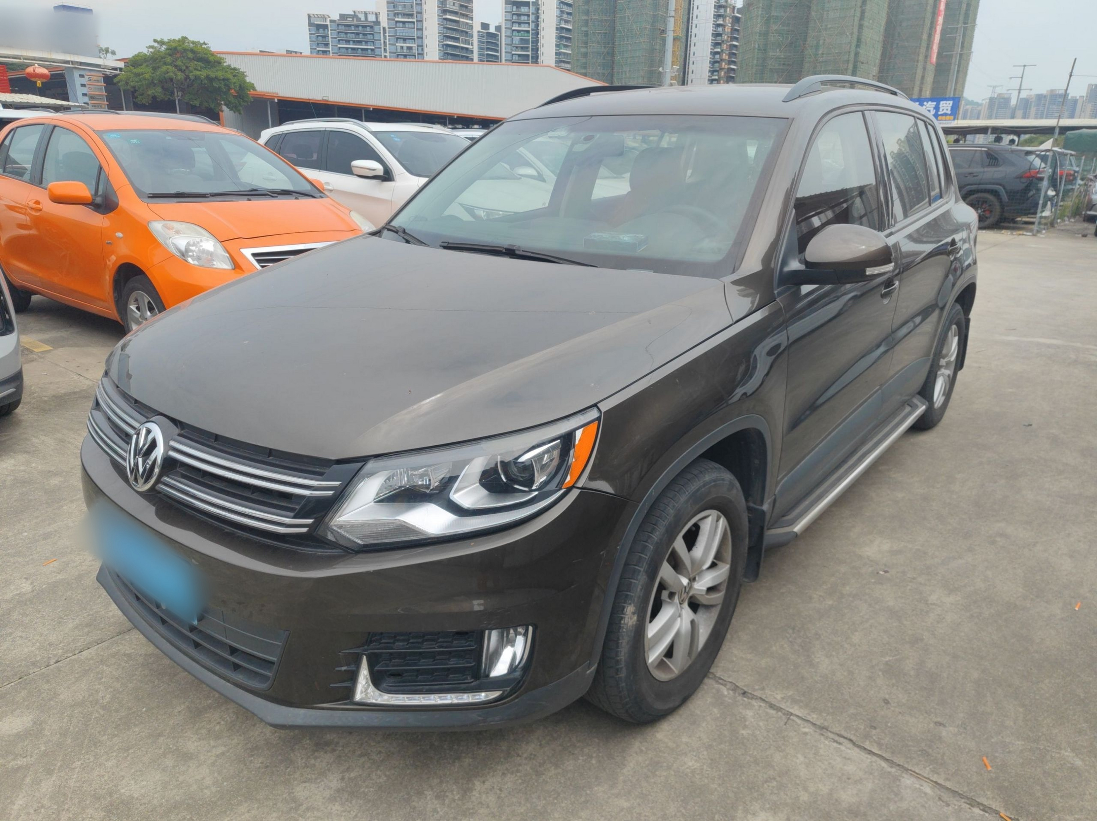 Под передней частью автомобиля