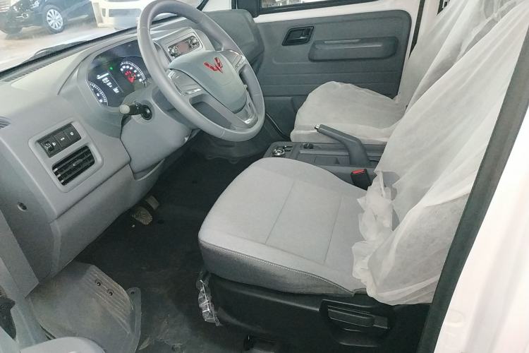 Used Wuling Yangguang 2024 300KM Comfort Version Passenger Van 75kW
