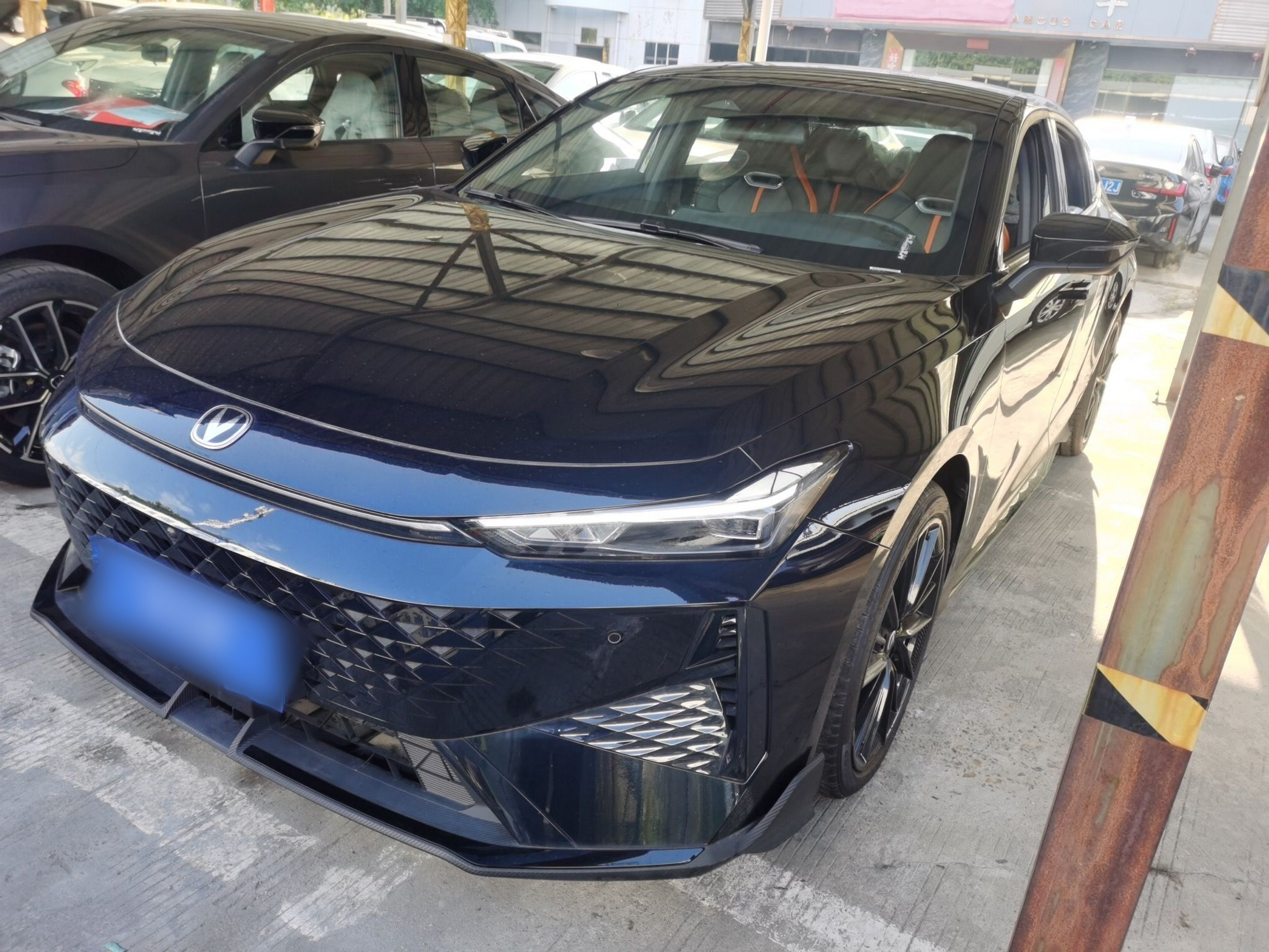 تحت مقدمة السيارة