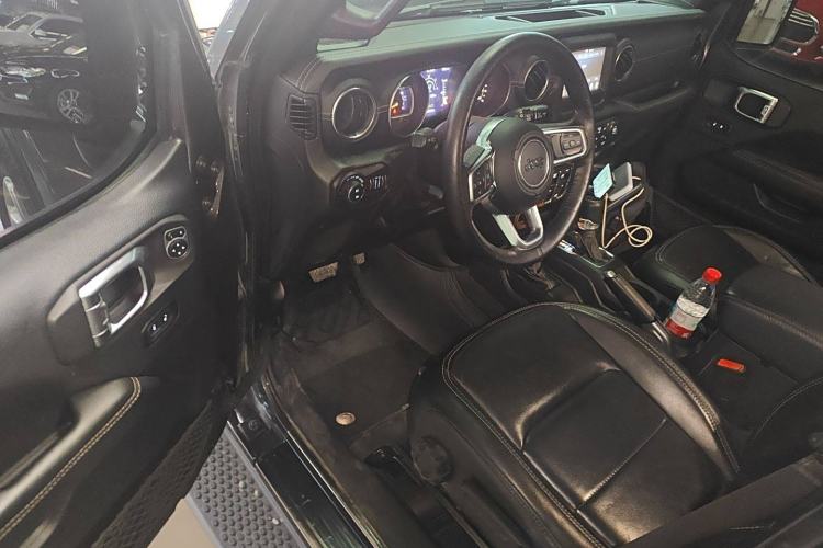 Used  Wrangler 2019 2.0T Sahara Four-Door Brilliant Top Version China VI Emission Standard
