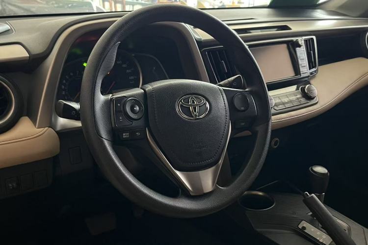 Used Toyota RAV4 2015 2.0L CVT Two-Wheel Drive Fashion Edition