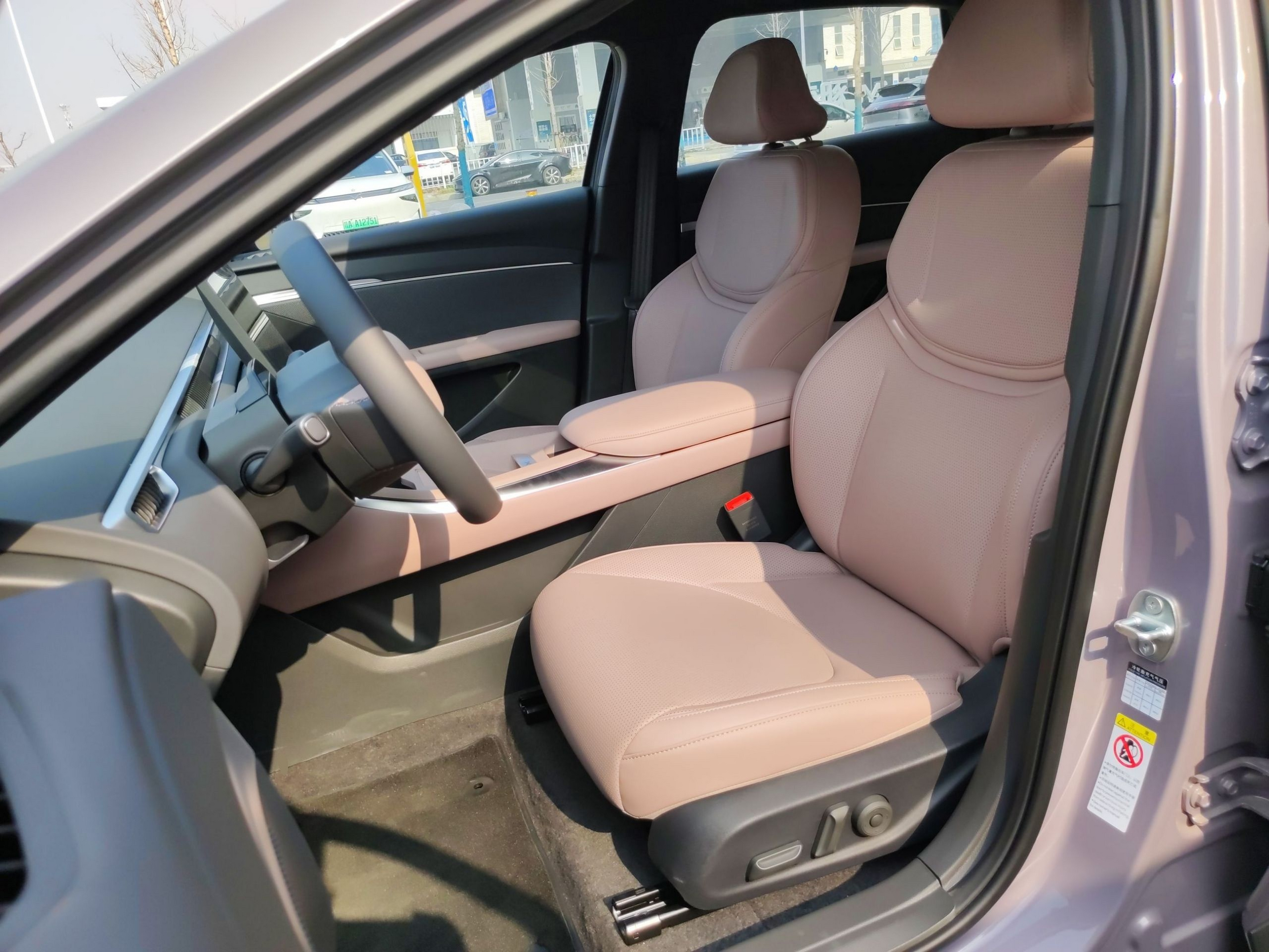 Переднее сиденье в автомобиле