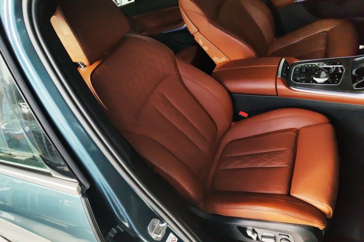 Used BMW X7 2023 xDrive40i Luxury Package with Premium Features
