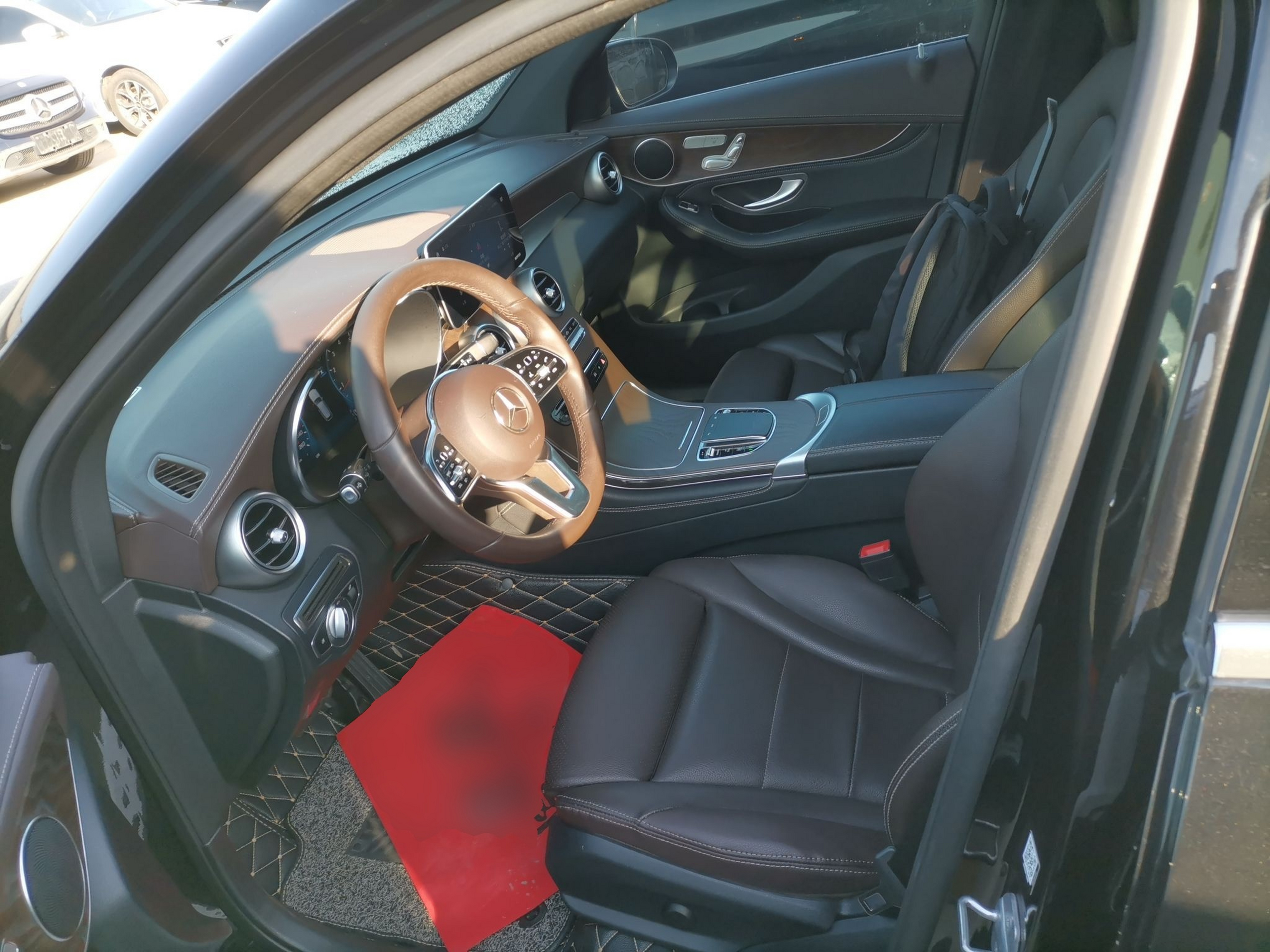 المقاعد الأمامية داخل السيارة