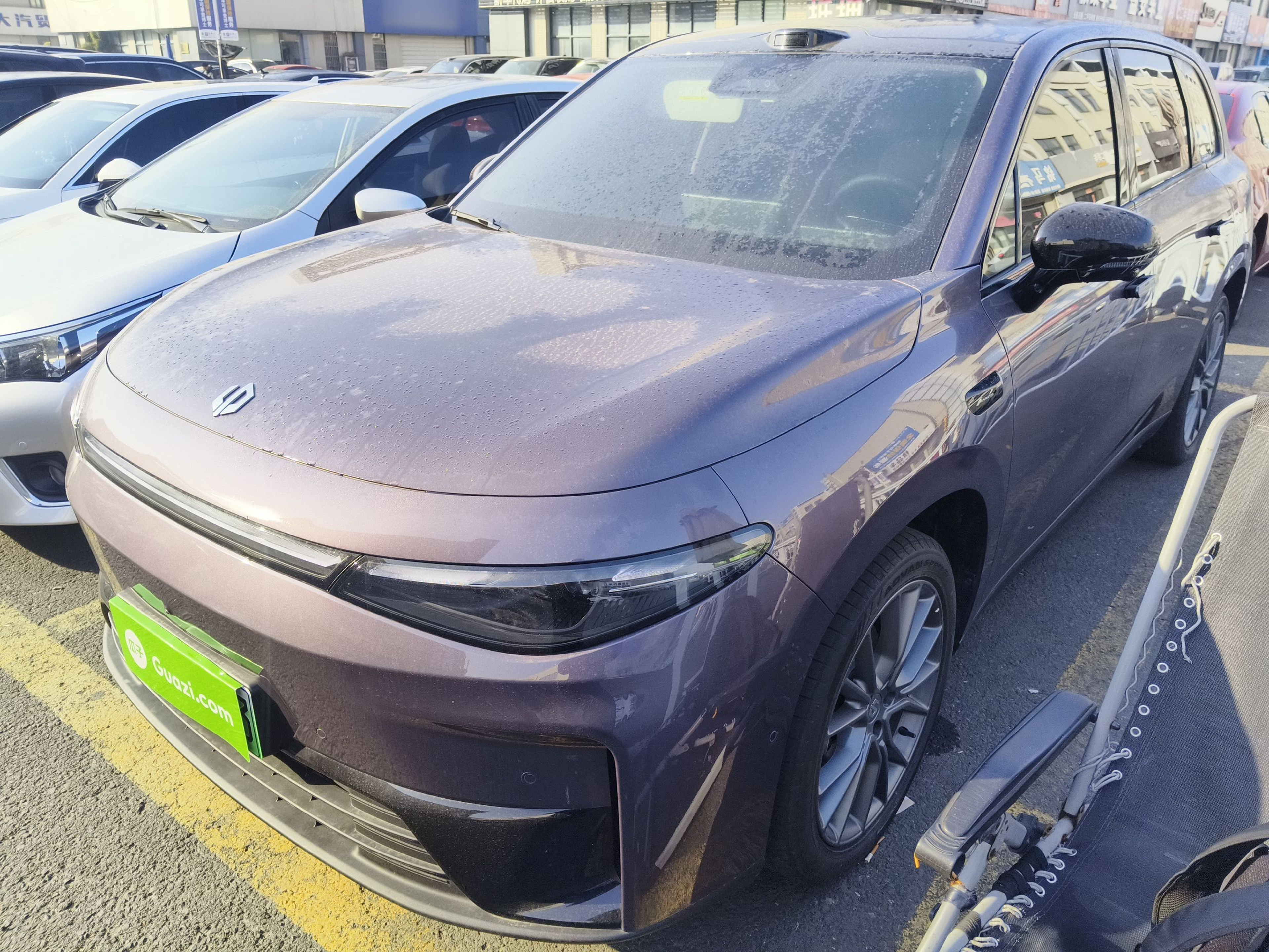 تحت مقدمة السيارة