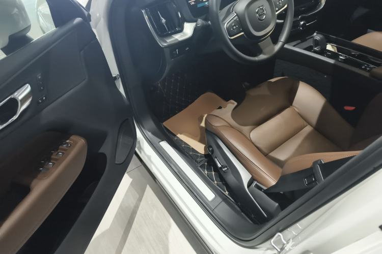 Used Volvo XC60 2023 B5 4x4 Smart Luxury Edition
