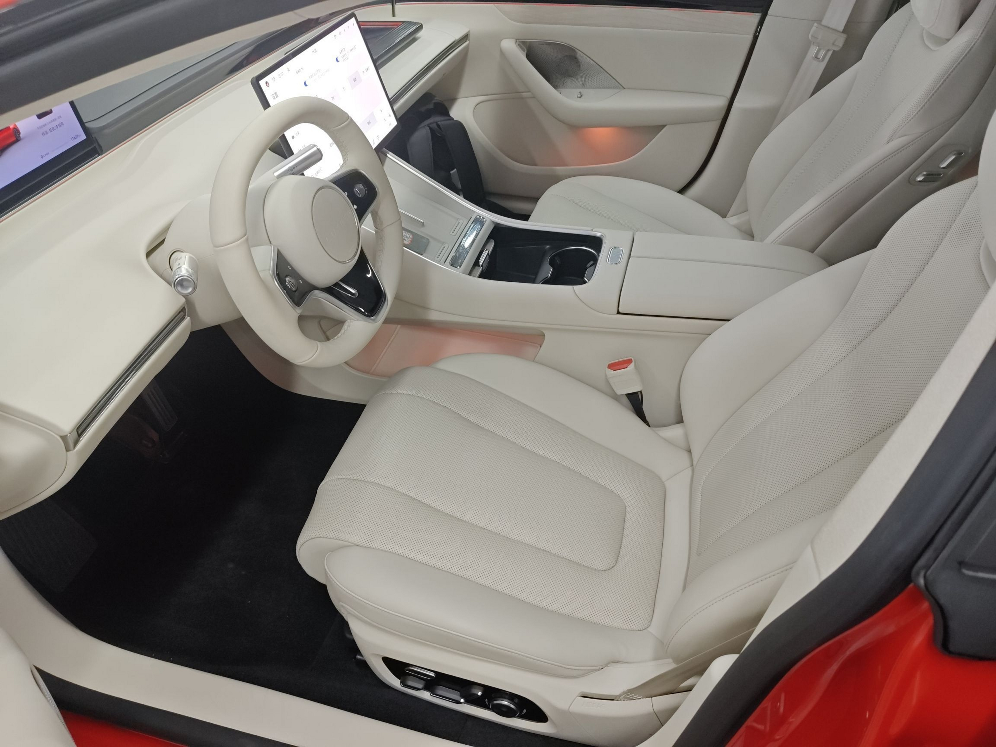 المقاعد الأمامية داخل السيارة