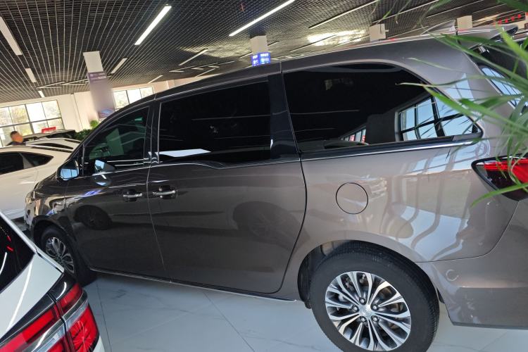 Used Buick GL8 2023 Facelifted Land Cruiser Executive Luxury Version
