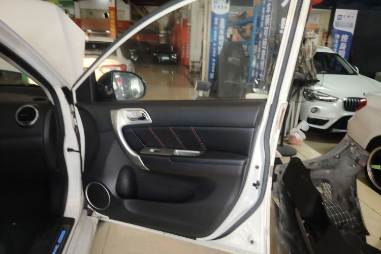 Used Haval H6 2014 Upgraded Model 2.0T Diesel Manual Two-Wheel Drive Elite Version
