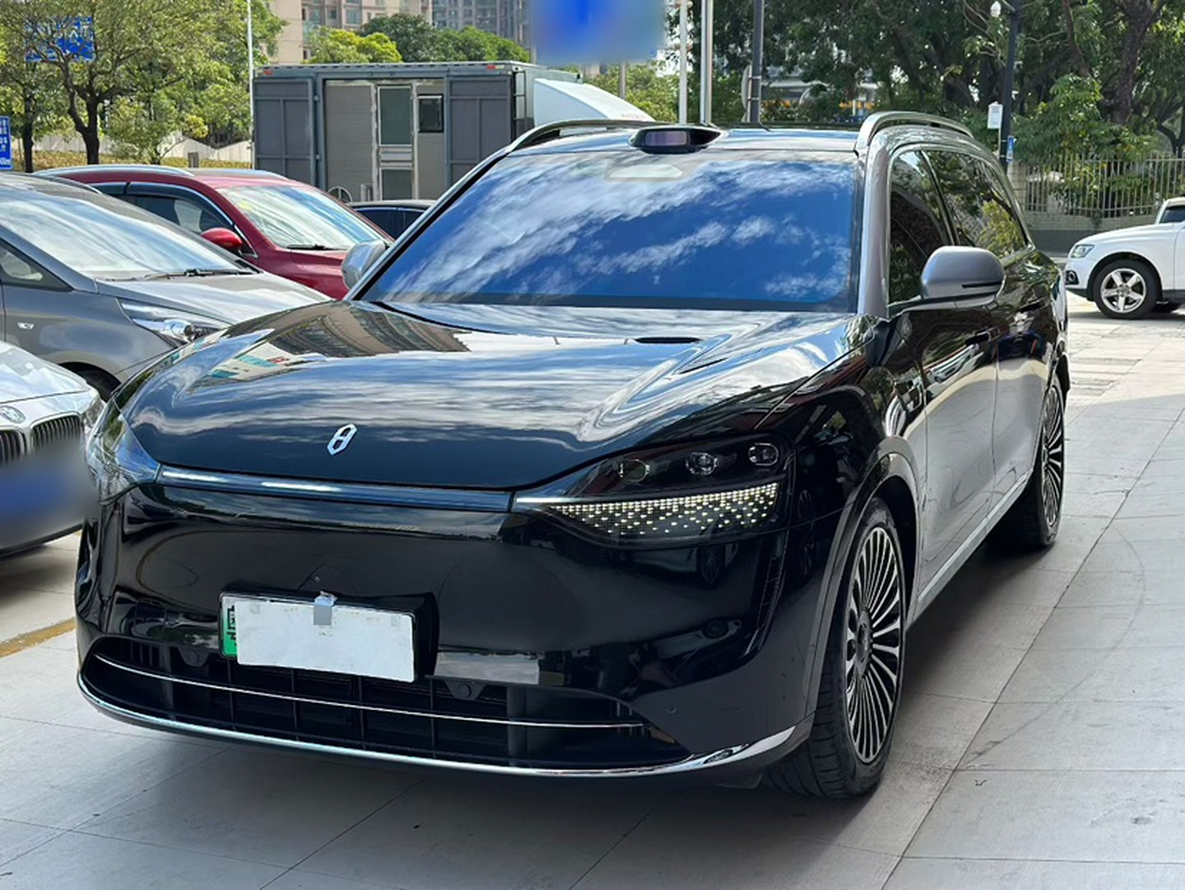 Под передней частью автомобиля