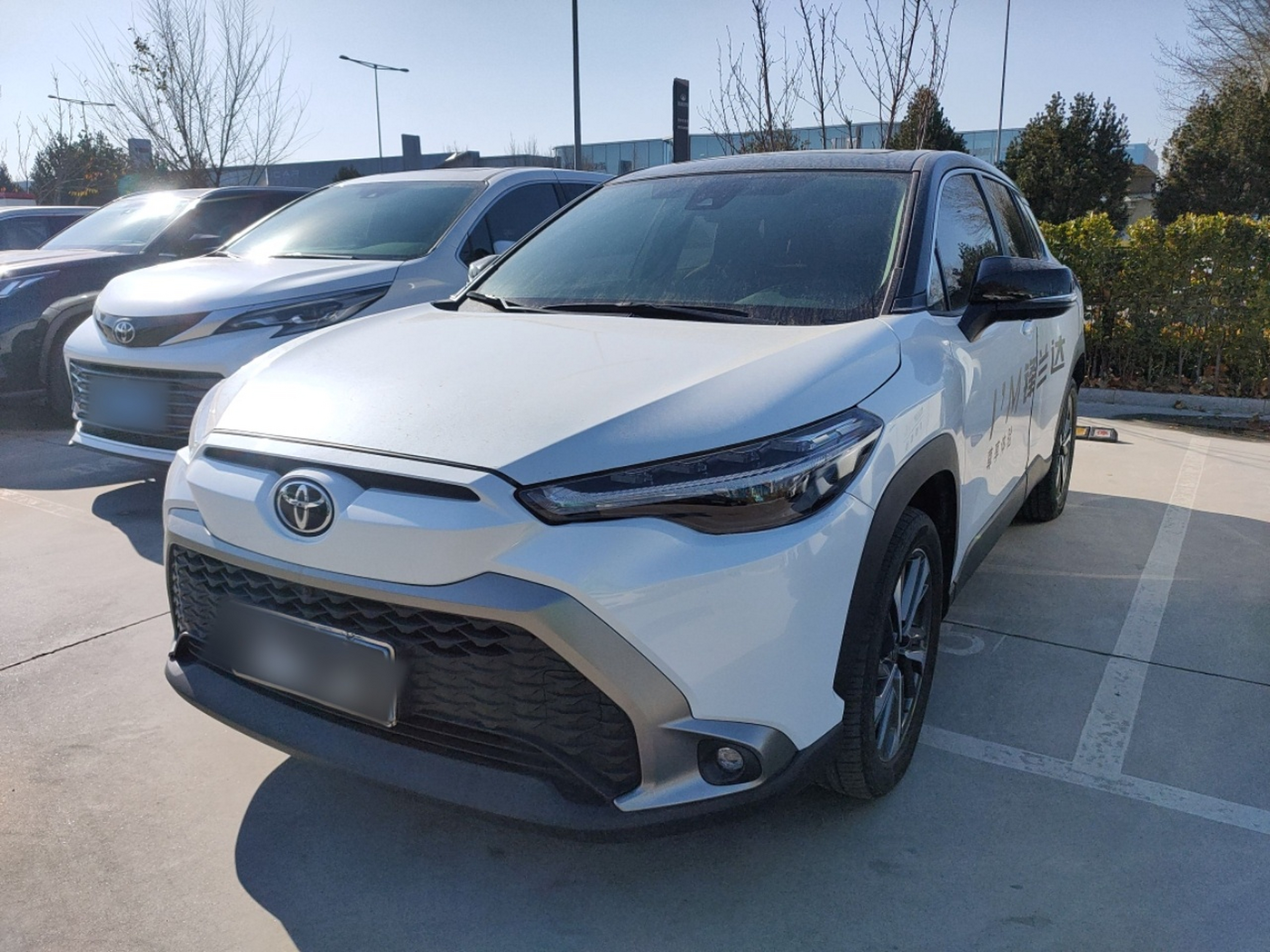 Под передней частью автомобиля