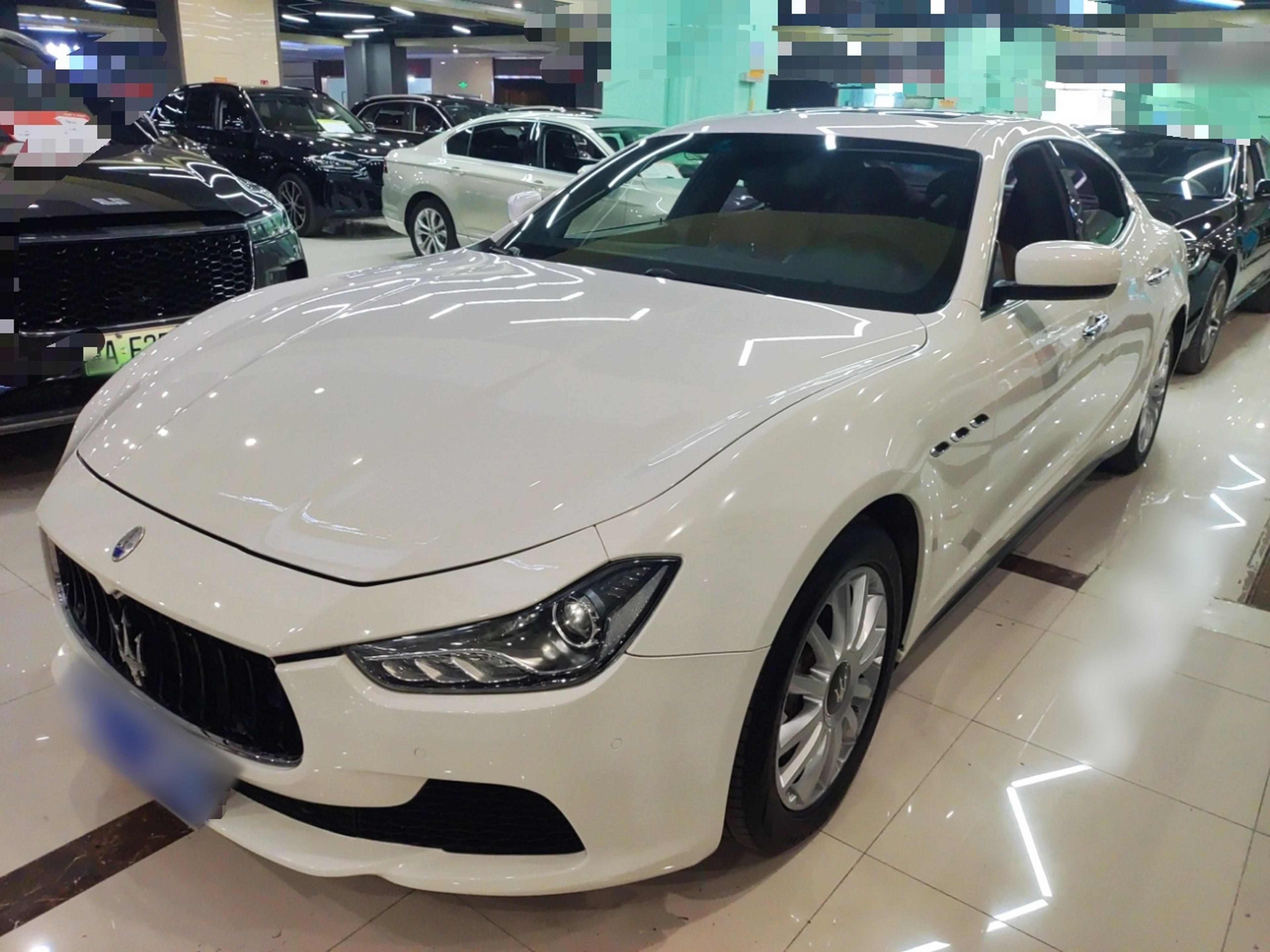 تحت مقدمة السيارة