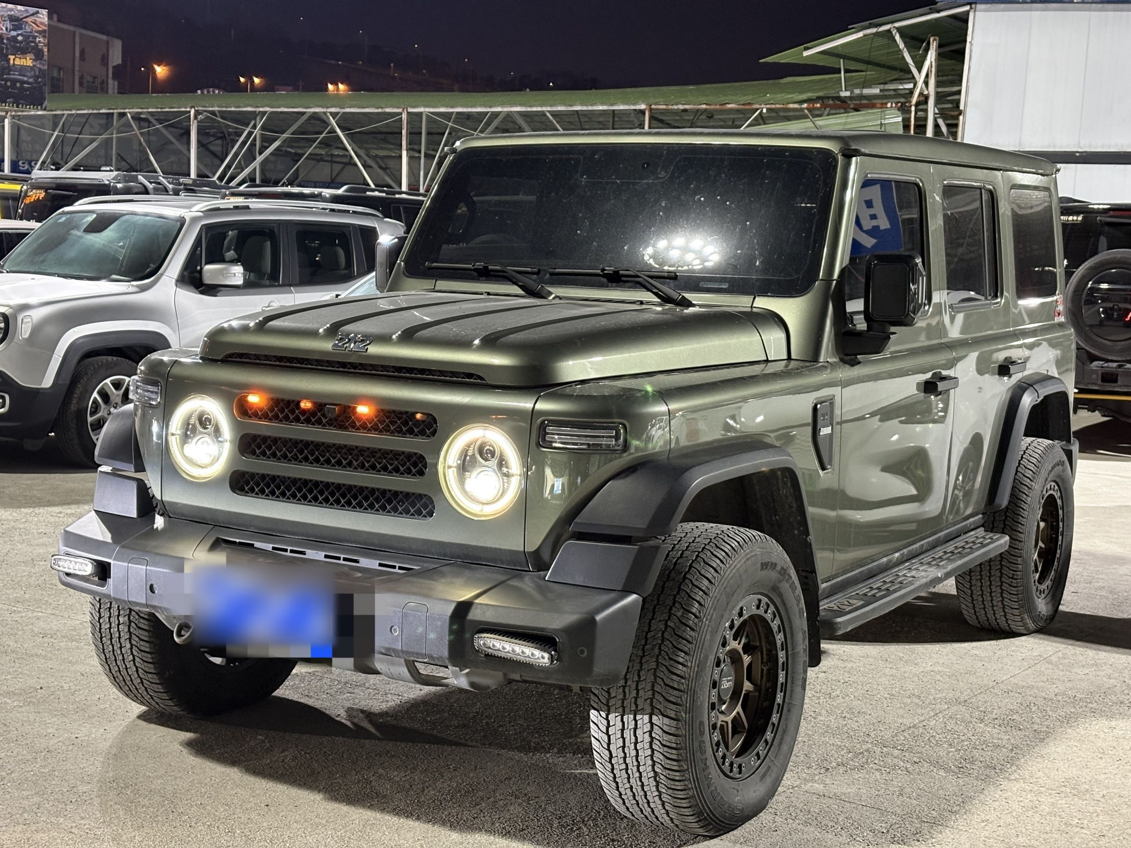 تحت مقدمة السيارة