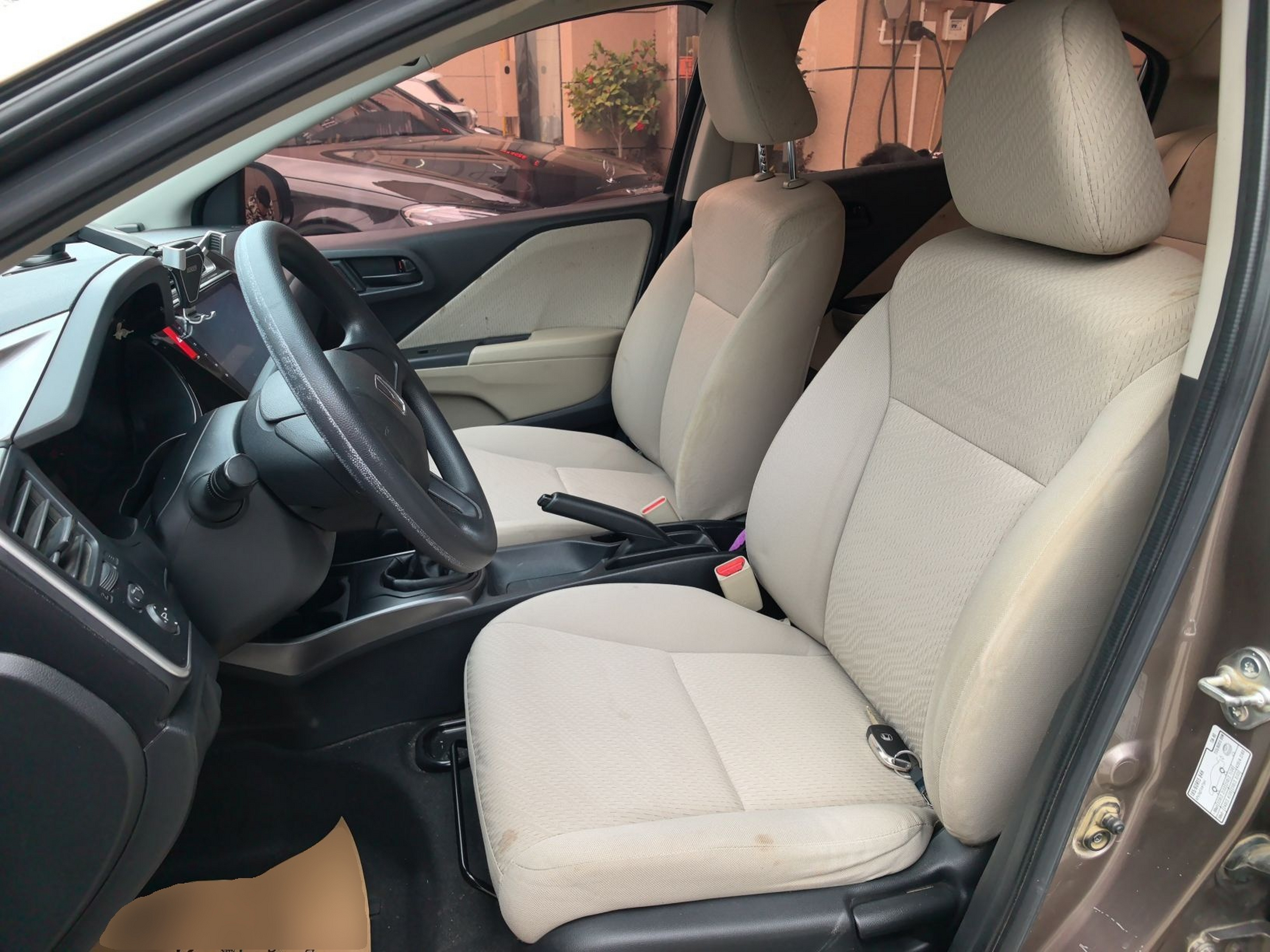 المقاعد الأمامية داخل السيارة