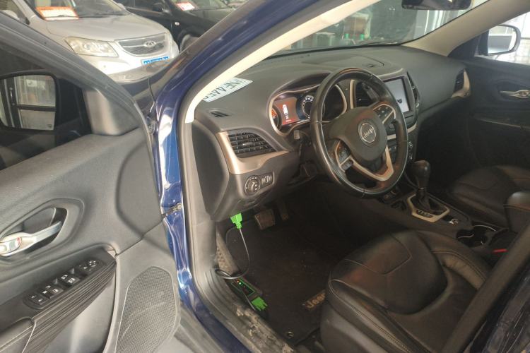 Used  Cherokee 2017 2.4L Leading Smart Edition
