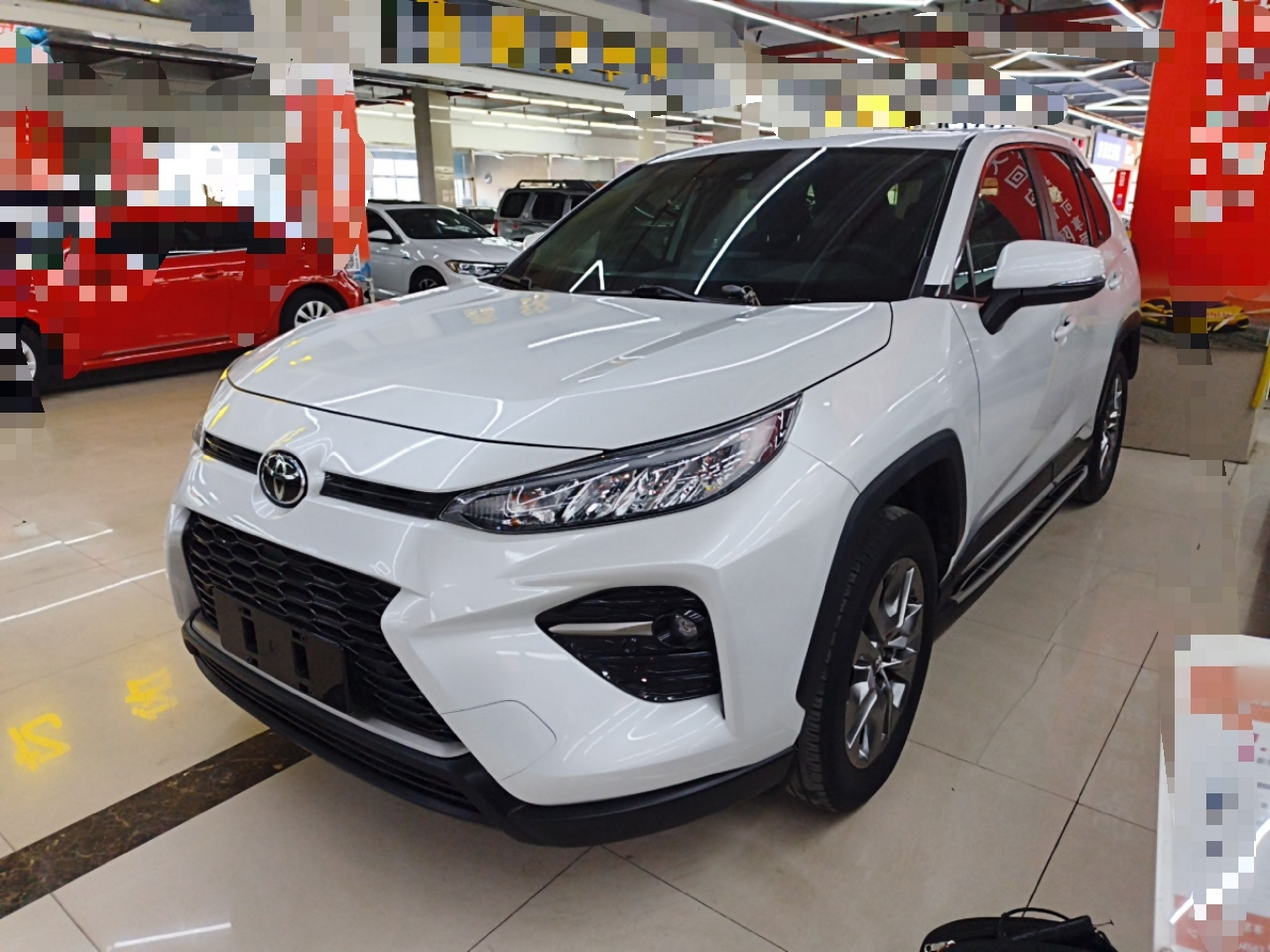 تحت مقدمة السيارة