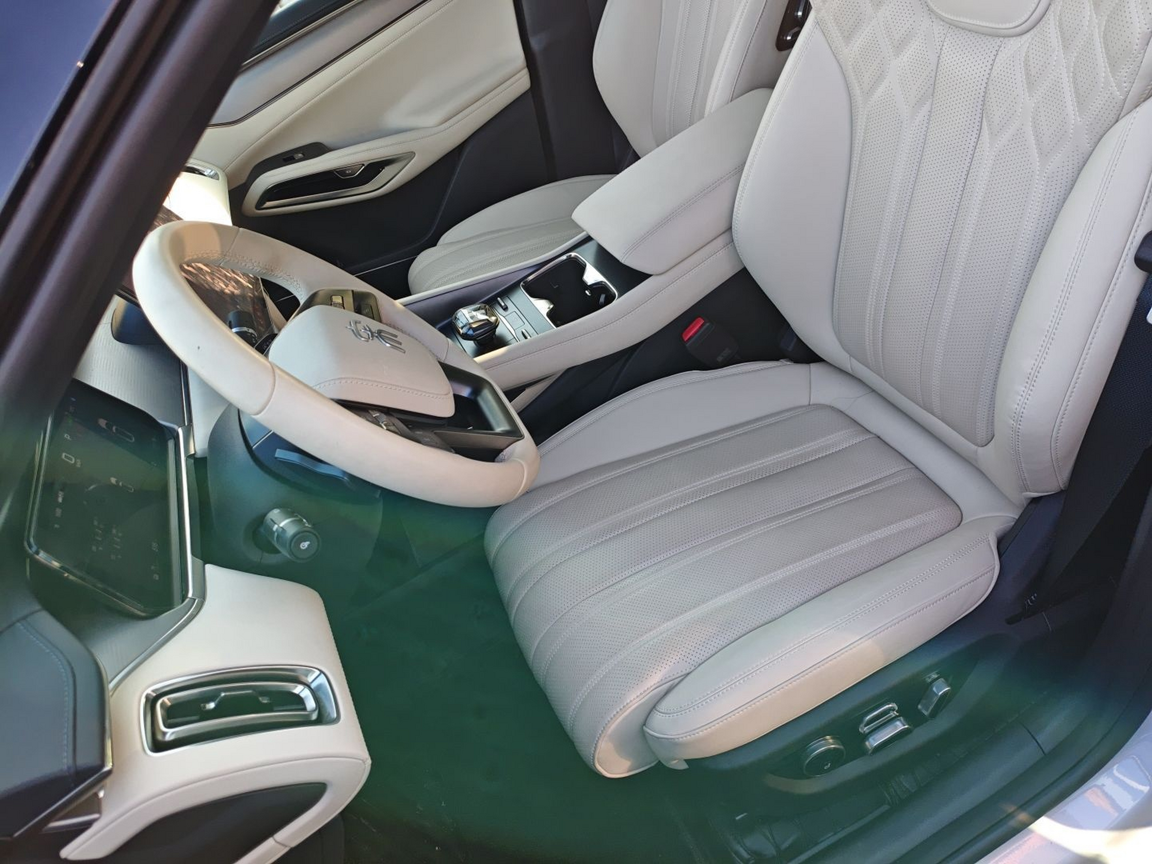 Переднее сиденье в автомобиле