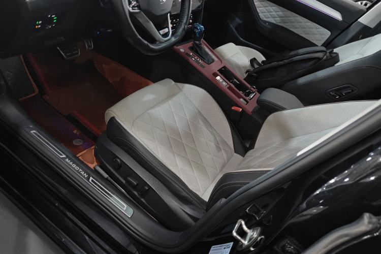 Used Volkswagen Magotan 2024 2 Million Units Zhongxiang Version 330TSI DSG Luxury Edition
