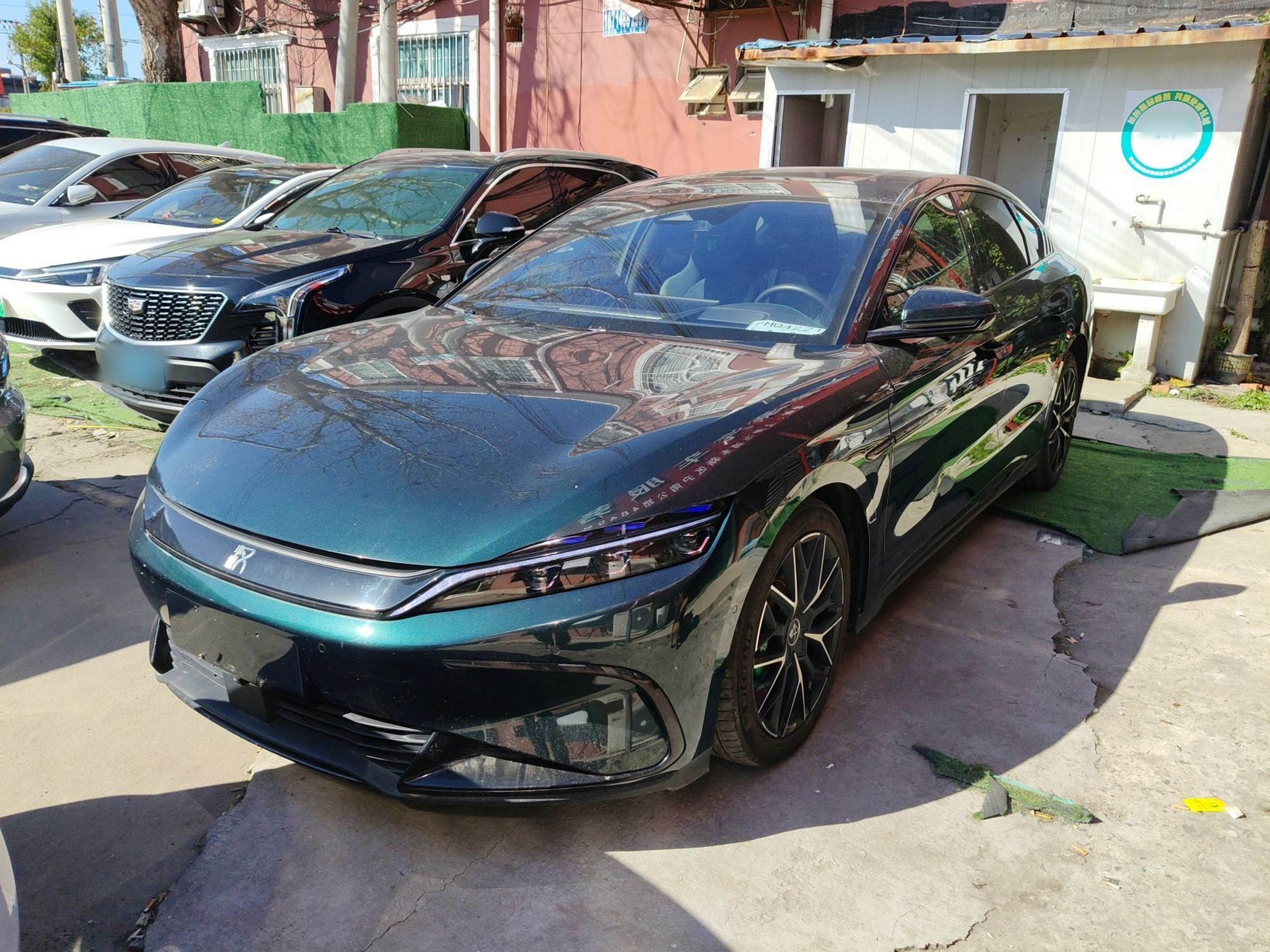 تحت مقدمة السيارة