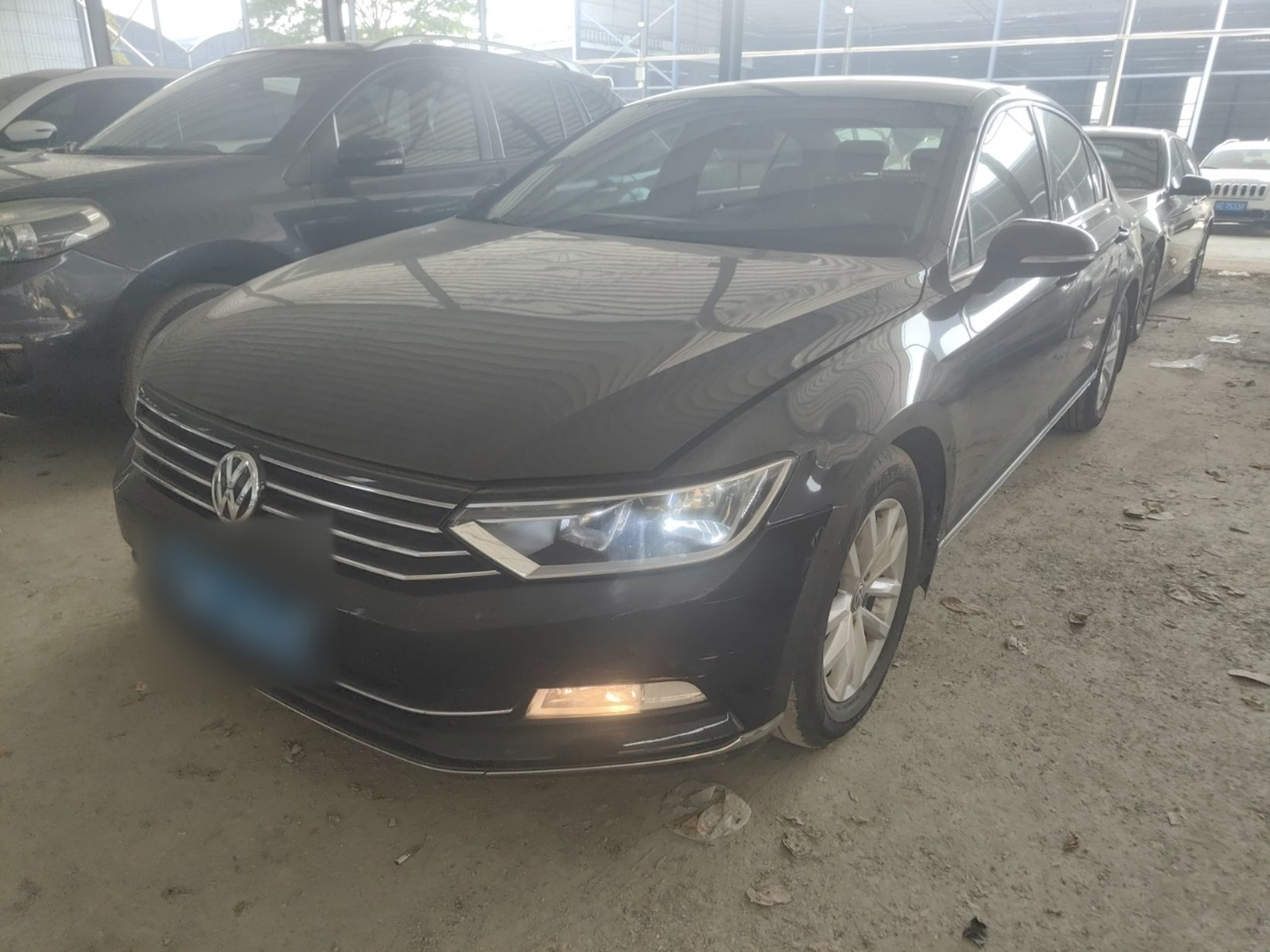 تحت مقدمة السيارة