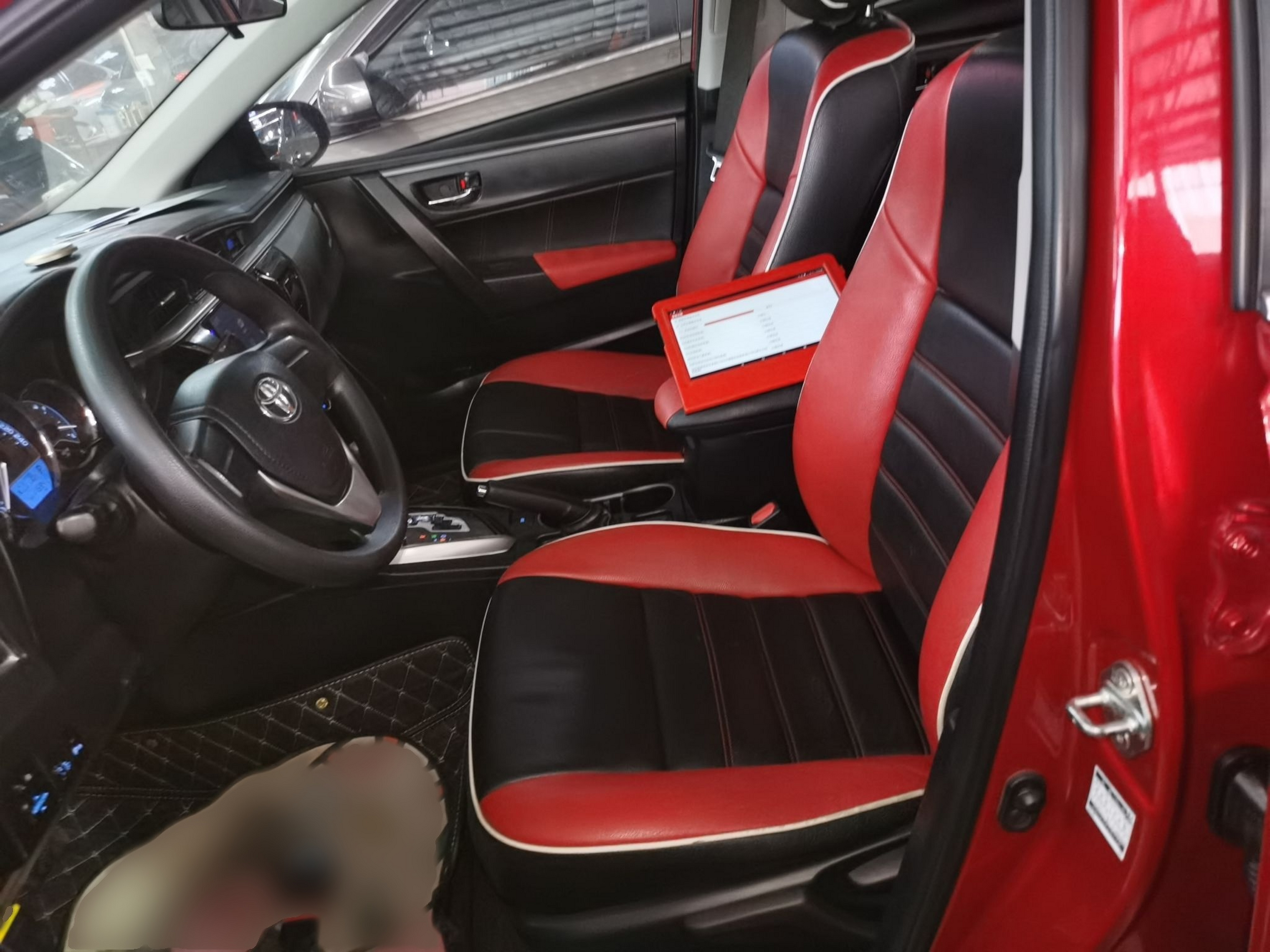 المقاعد الأمامية داخل السيارة