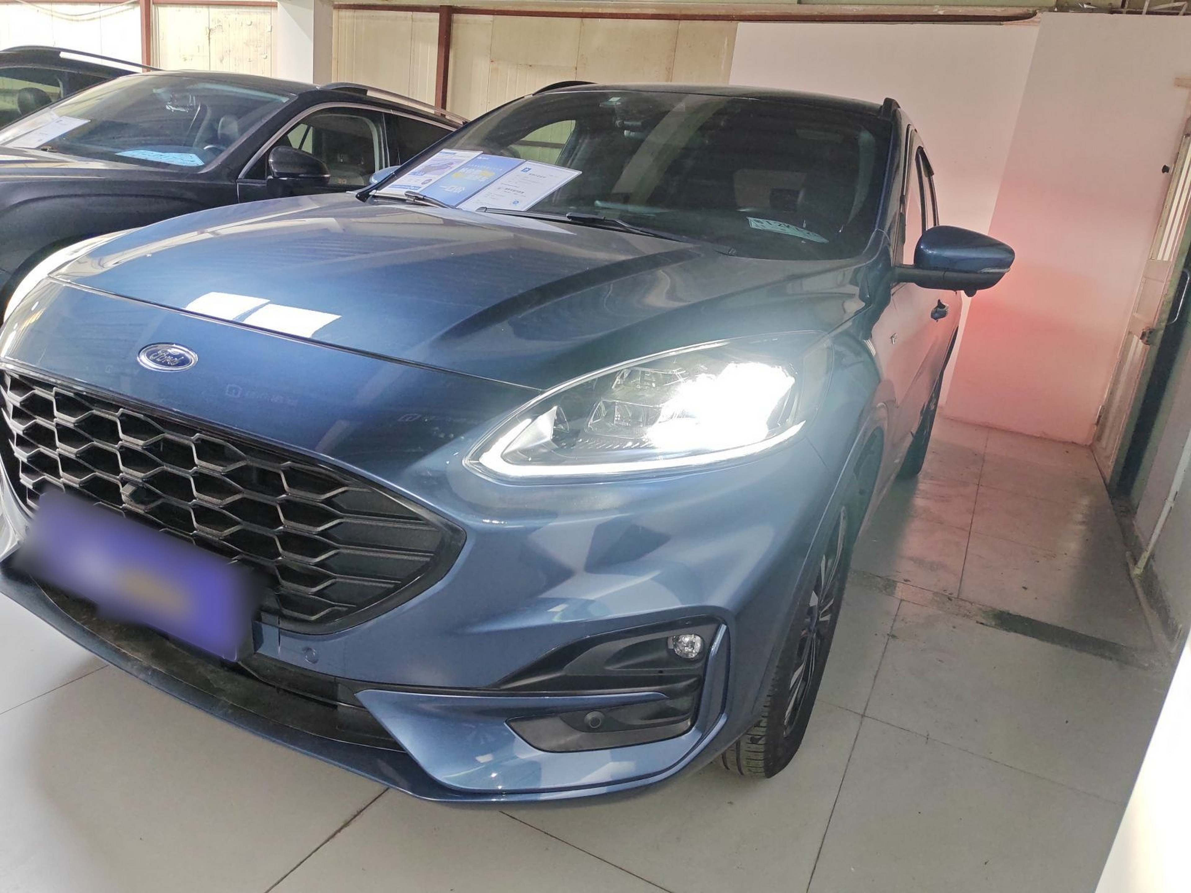 تحت مقدمة السيارة