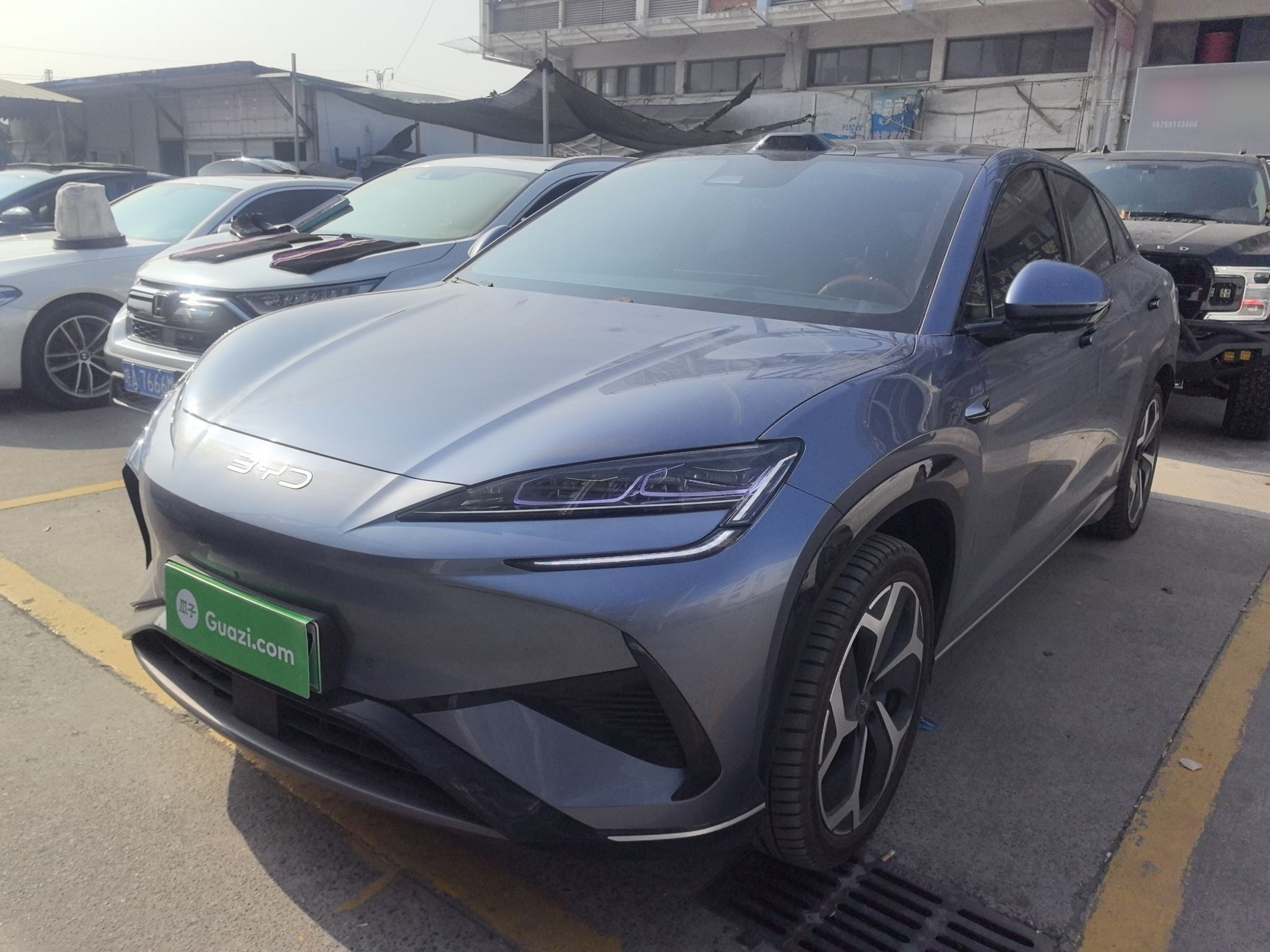 Под передней частью автомобиля