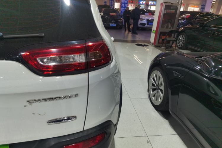 Used  Cherokee 2016 2.0L Superior Edition
