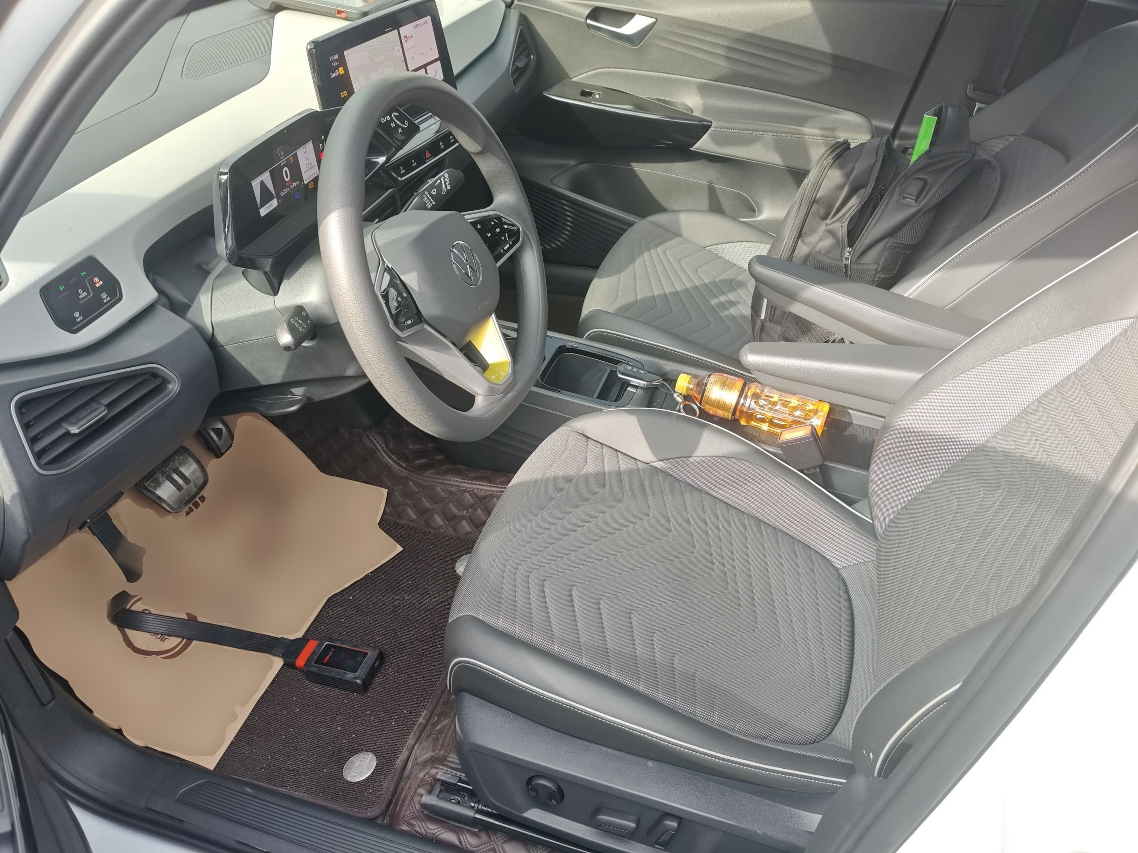 المقاعد الأمامية داخل السيارة