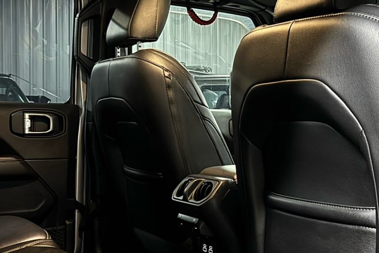 Used  Wrangler 2019 2.0T Sahara Four-Door Version China VI Emission Standard
