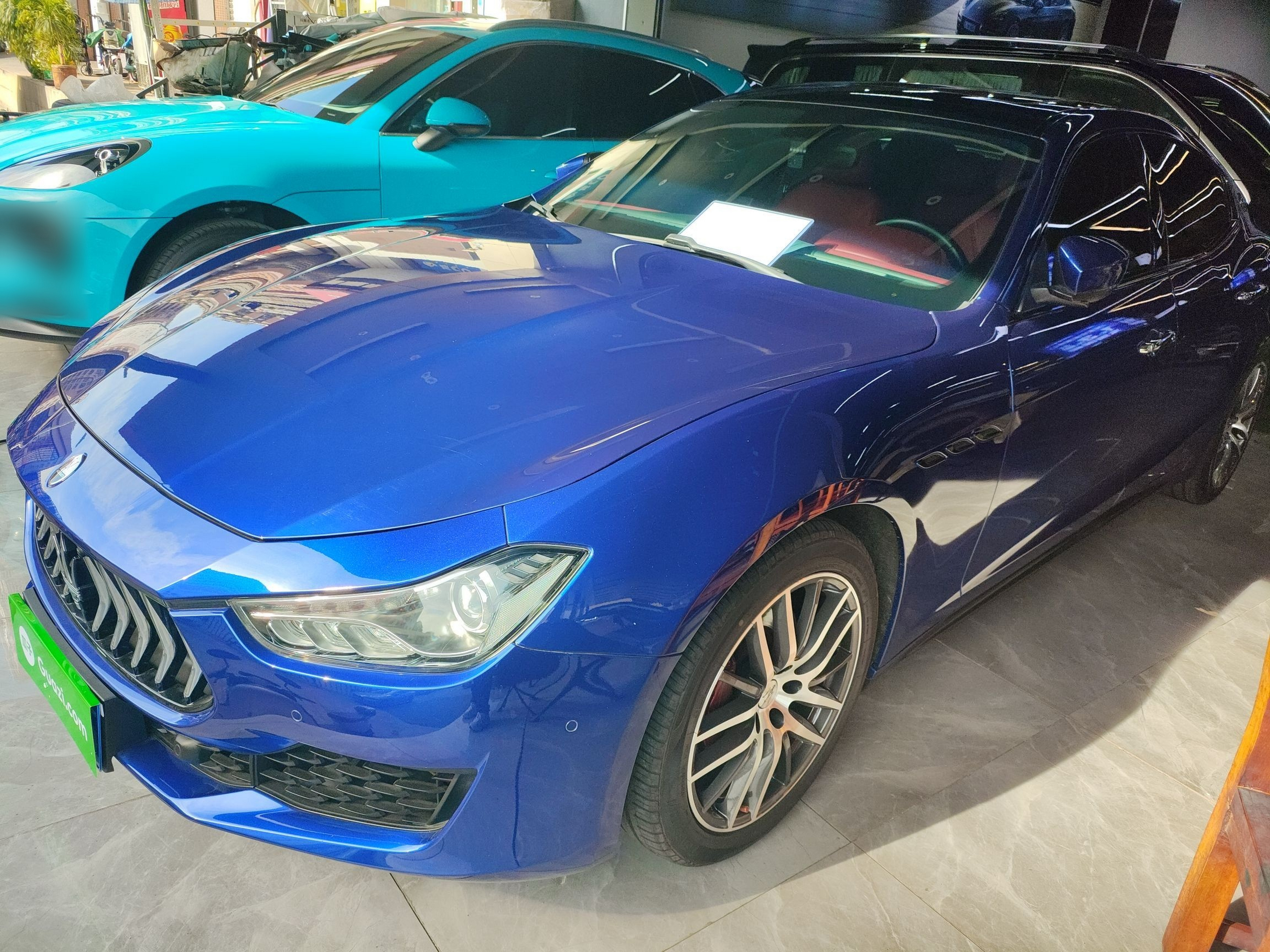 تحت مقدمة السيارة