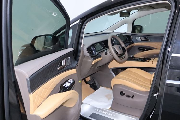 Used Denza D9 2022 DM-i 970 Four-Wheel Drive Flagship Model
