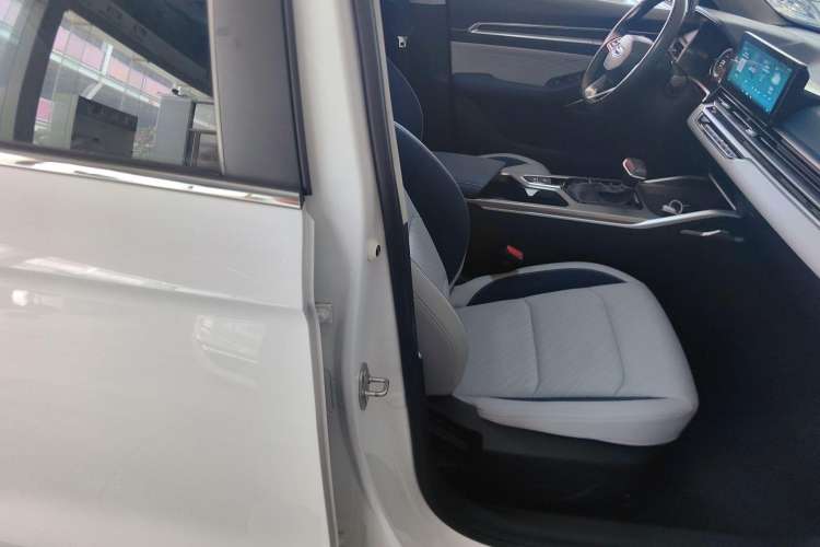 Used Geely Auto Emgrand 2022 4th Generation 1.5L CVT Flagship Model
