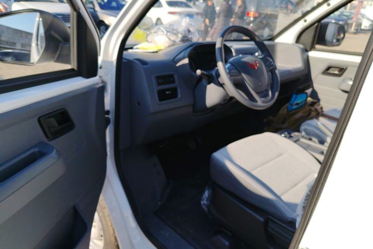 Used Wuling Yangguang 2024 300KM Comfort Version Passenger Van 75kW