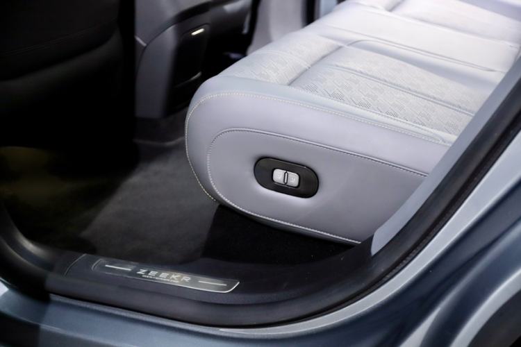 Used Zeekr 7X 2025 100 kWh Long-Range Rear-Wheel Drive with Intelligent Driving Features