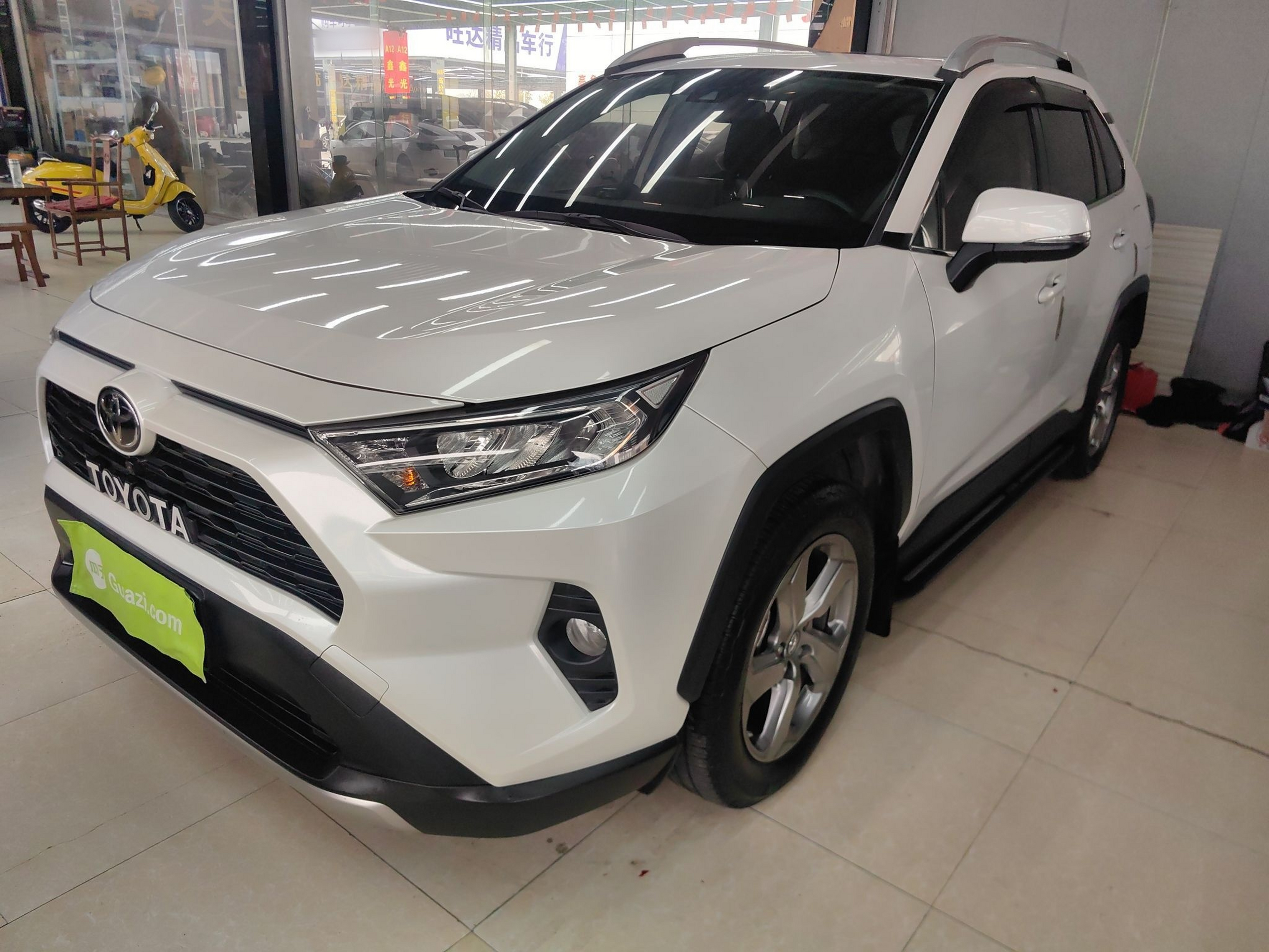 تحت مقدمة السيارة