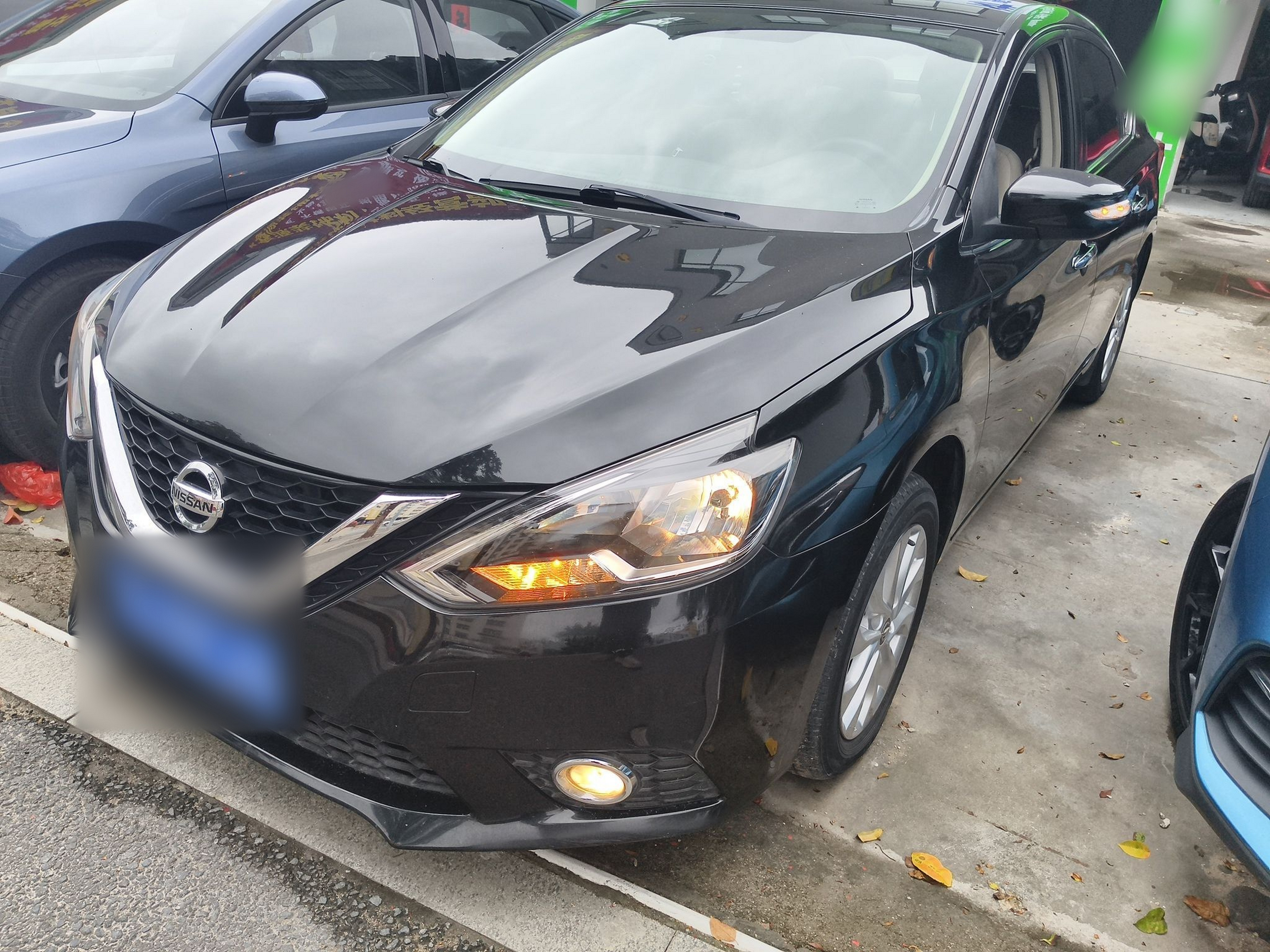 تحت مقدمة السيارة