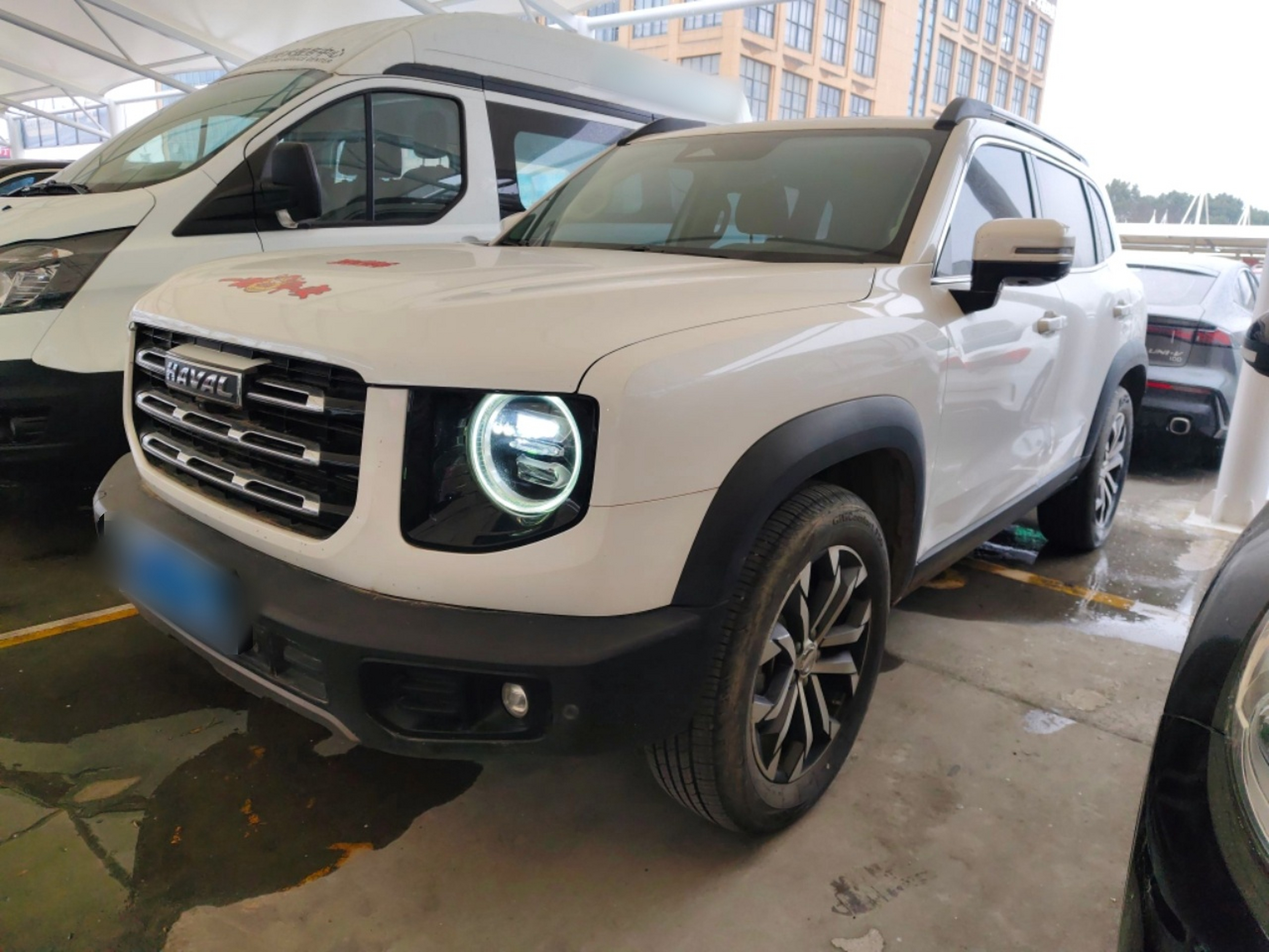 Под передней частью автомобиля