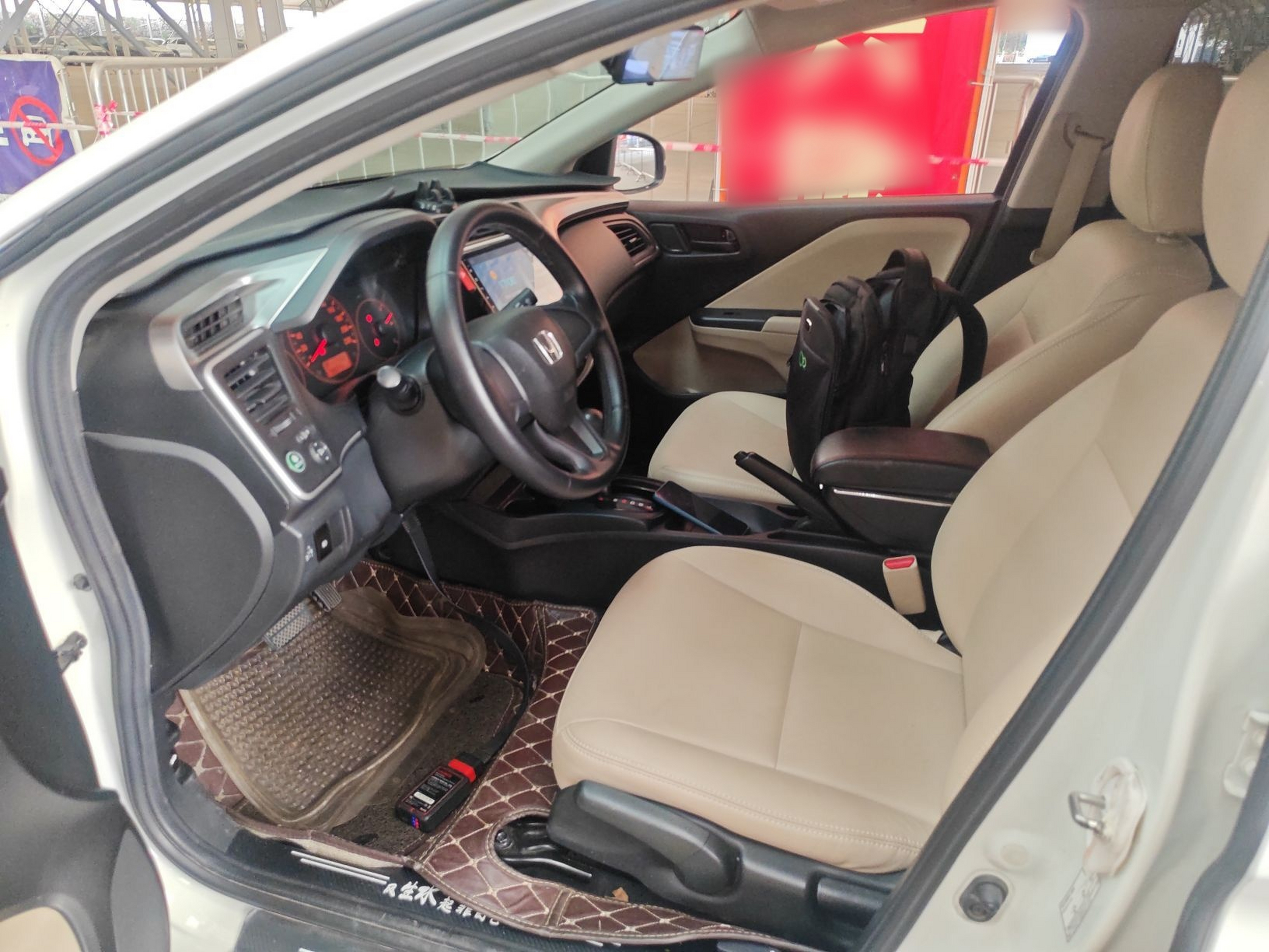 Переднее сиденье в автомобиле