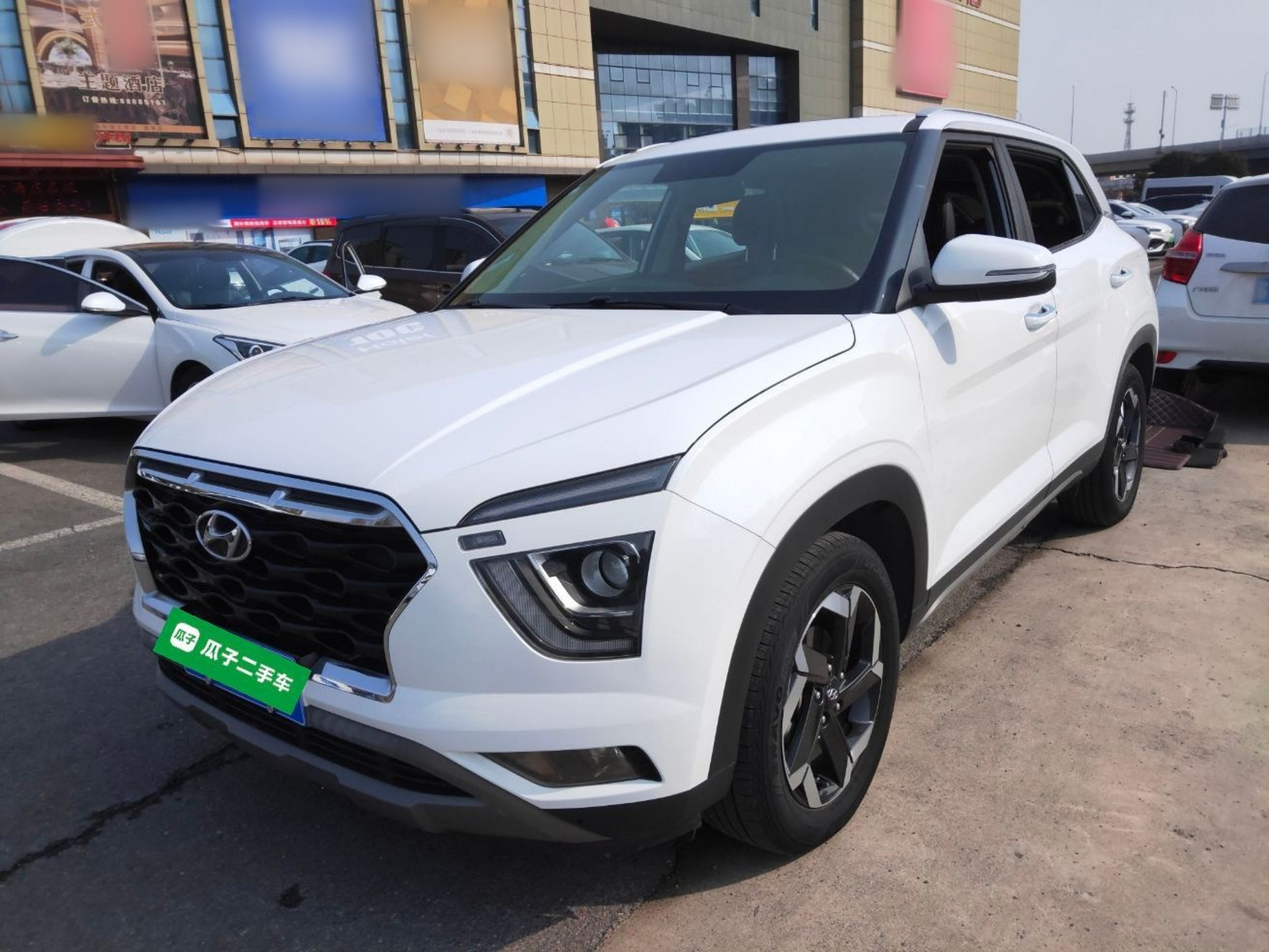 تحت مقدمة السيارة