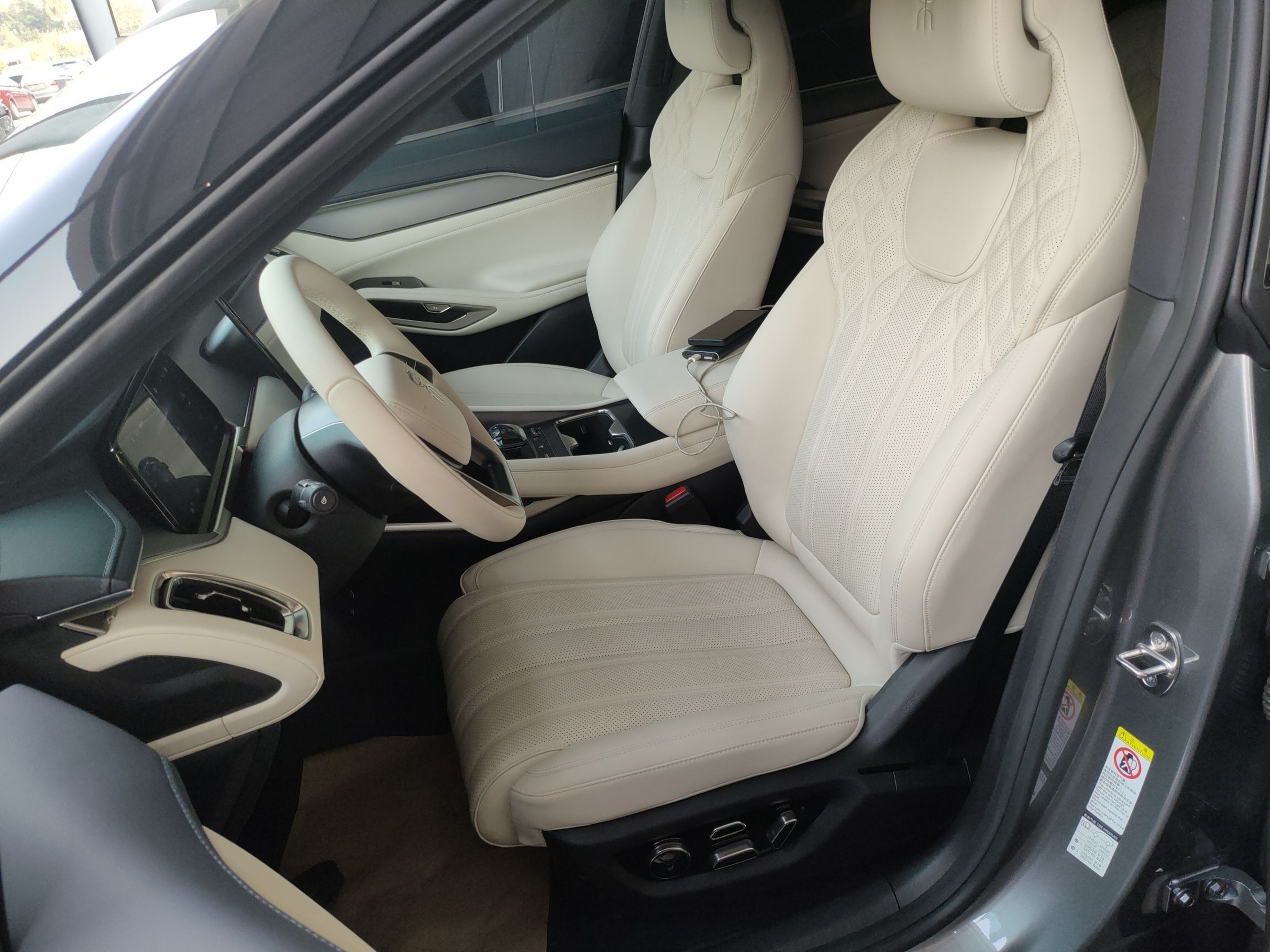 Переднее сиденье в автомобиле