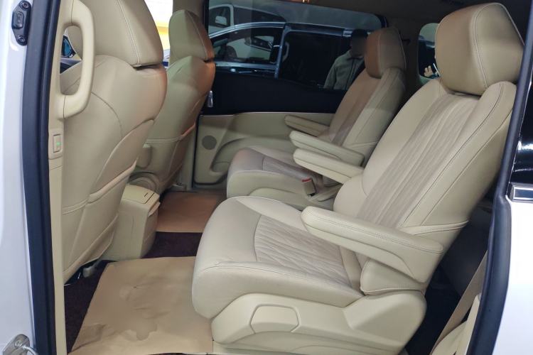 Used Buick GL8 2023 Facelifted Land Cruiser Executive Luxury Version
