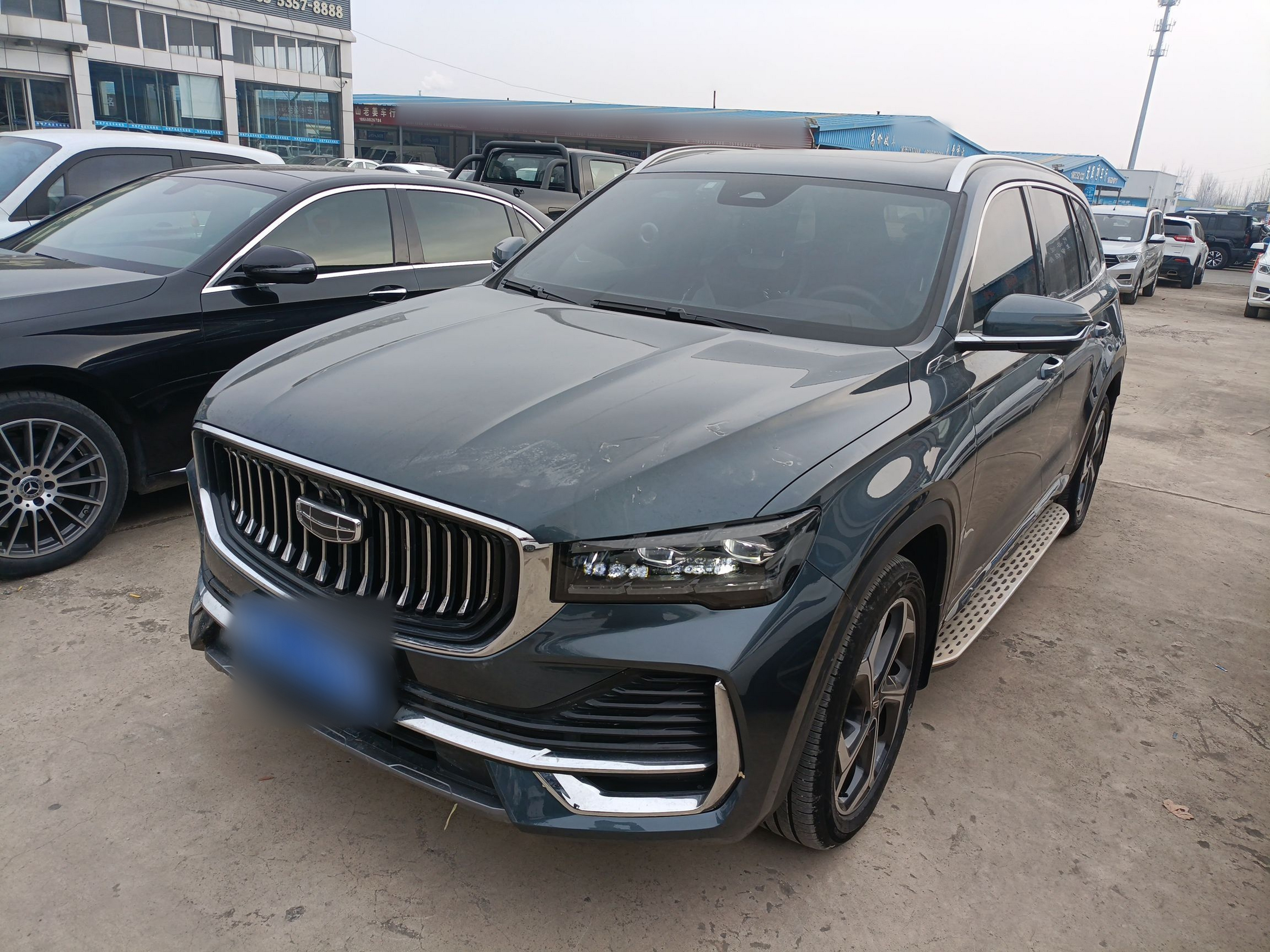 تحت مقدمة السيارة