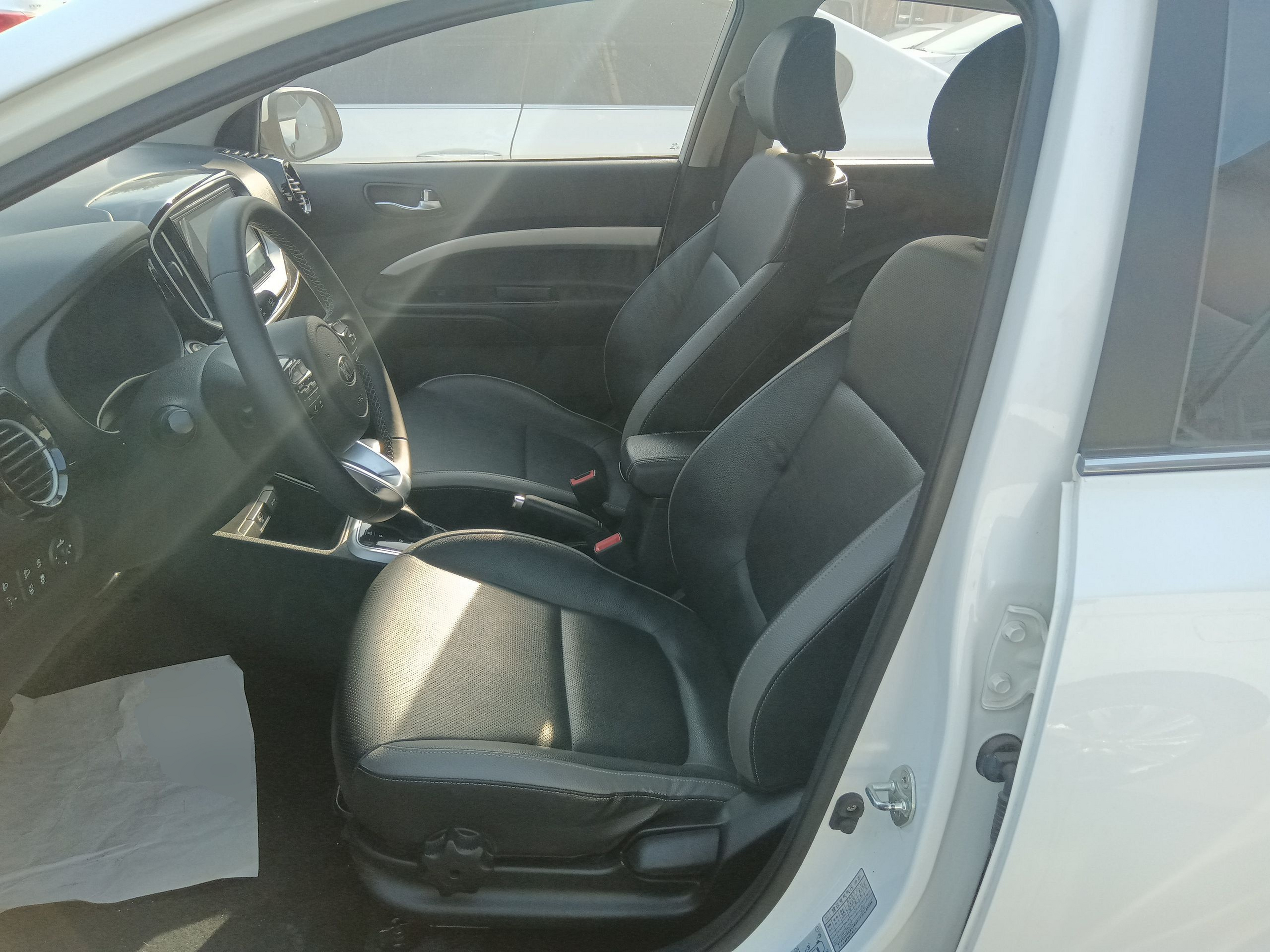 Переднее сиденье в автомобиле