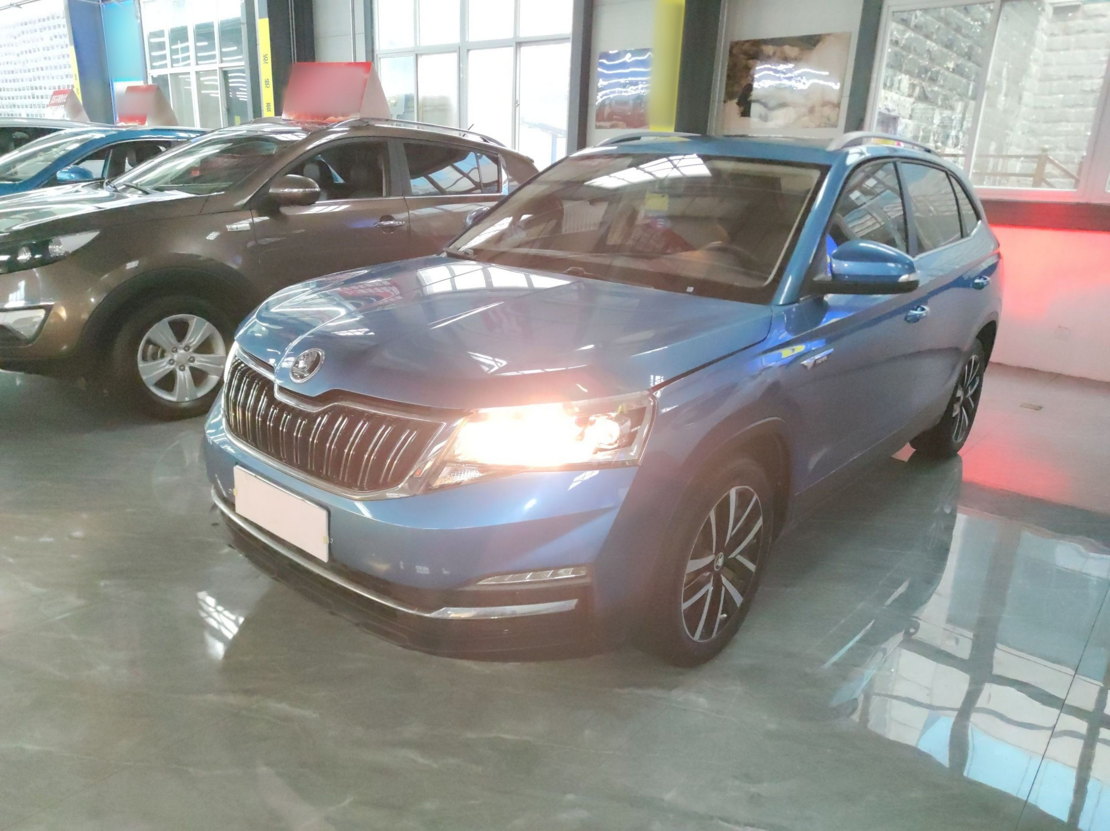 Под передней частью автомобиля