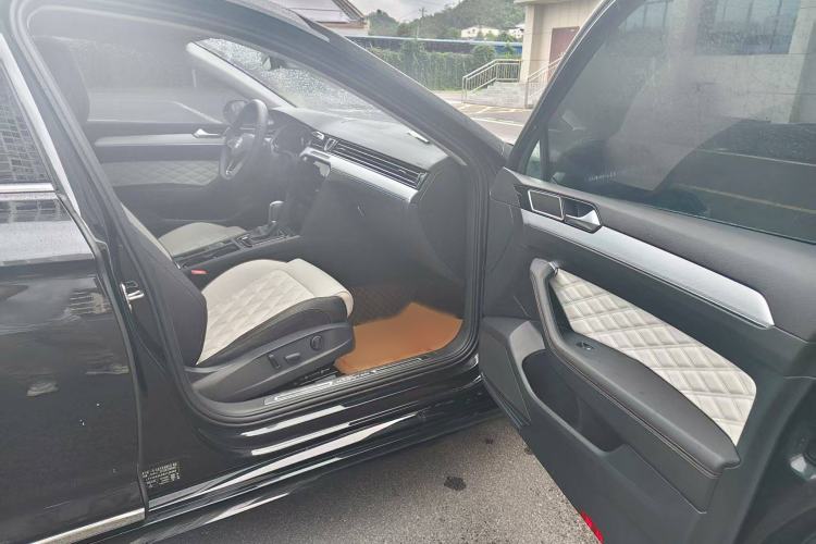 Used Volkswagen Magotan 2024 2 Million Units Zhongxiang Version 330TSI DSG Luxury Edition
